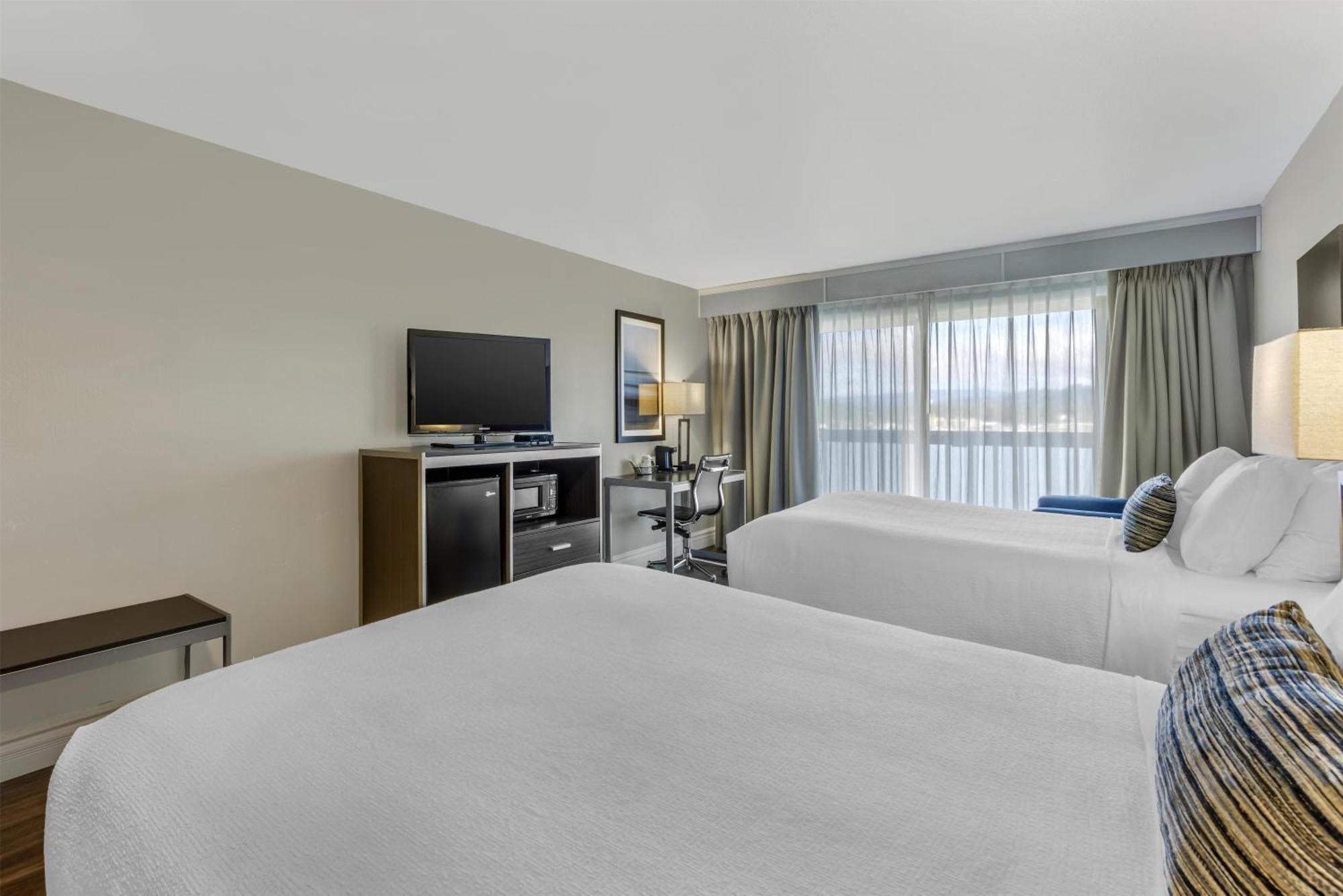 Non-Pet 2 Queen Beds Balcony River View Oversized Room