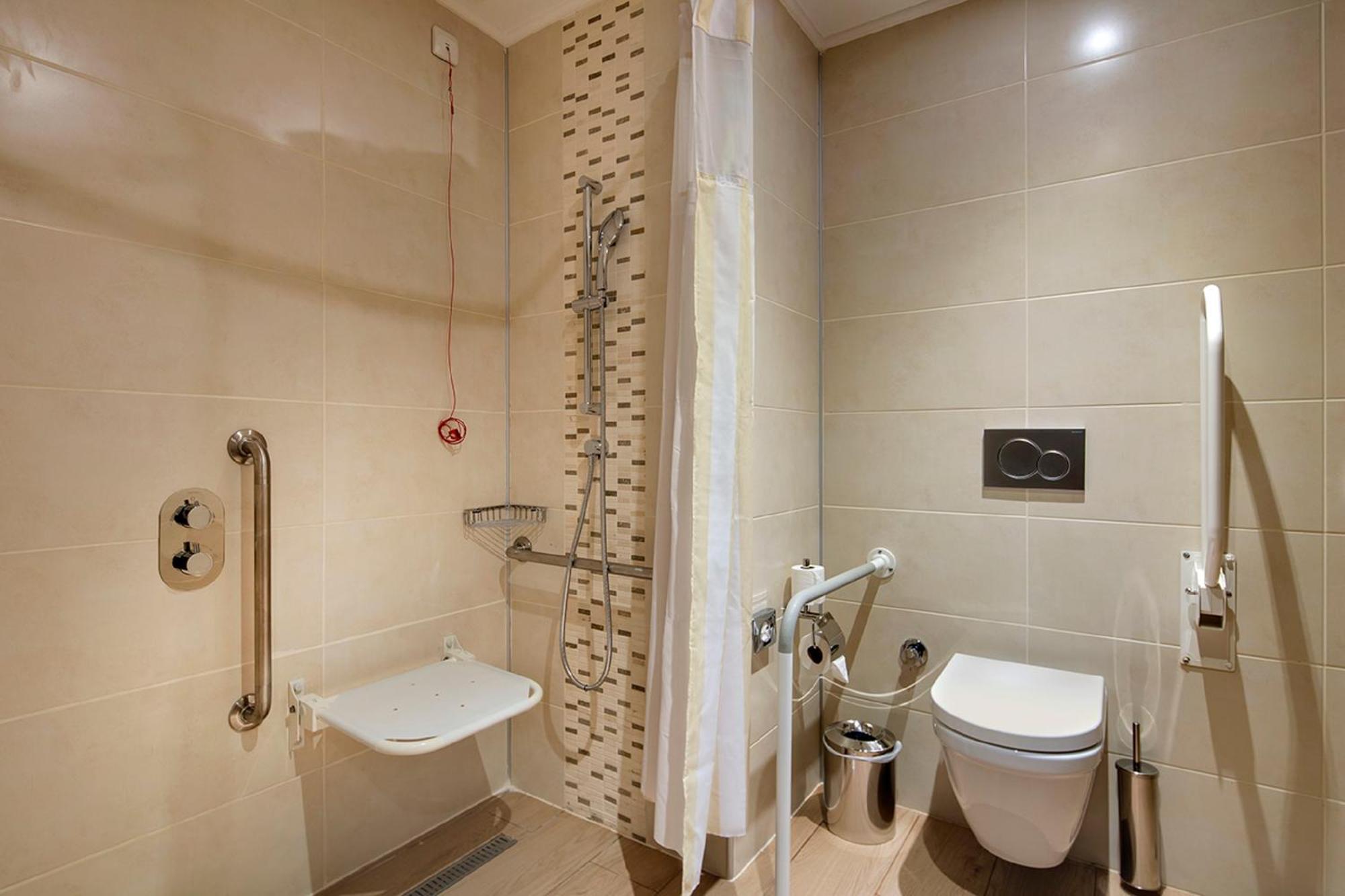 Queen Room Accessible