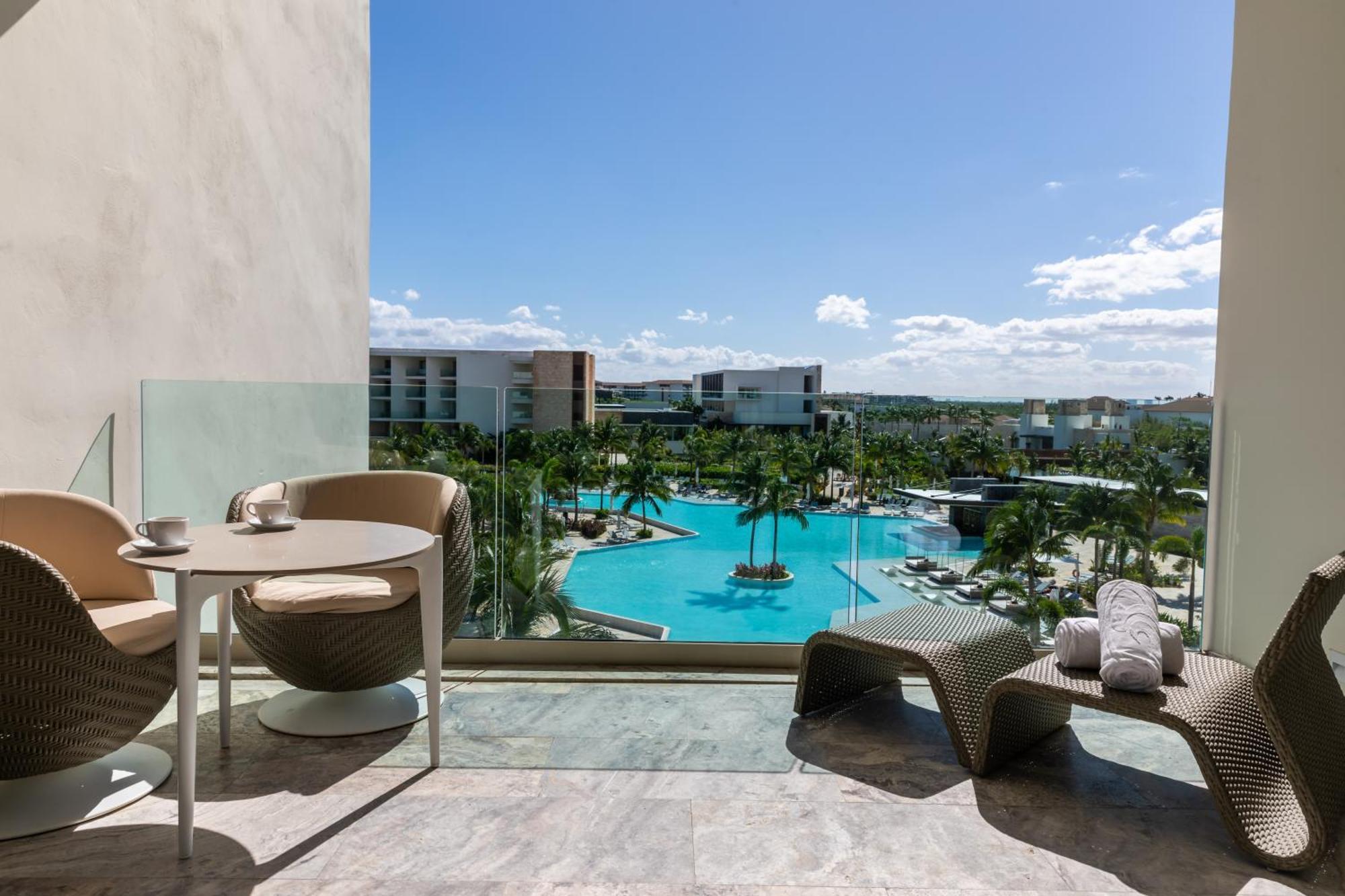 Junior Suite Poolside