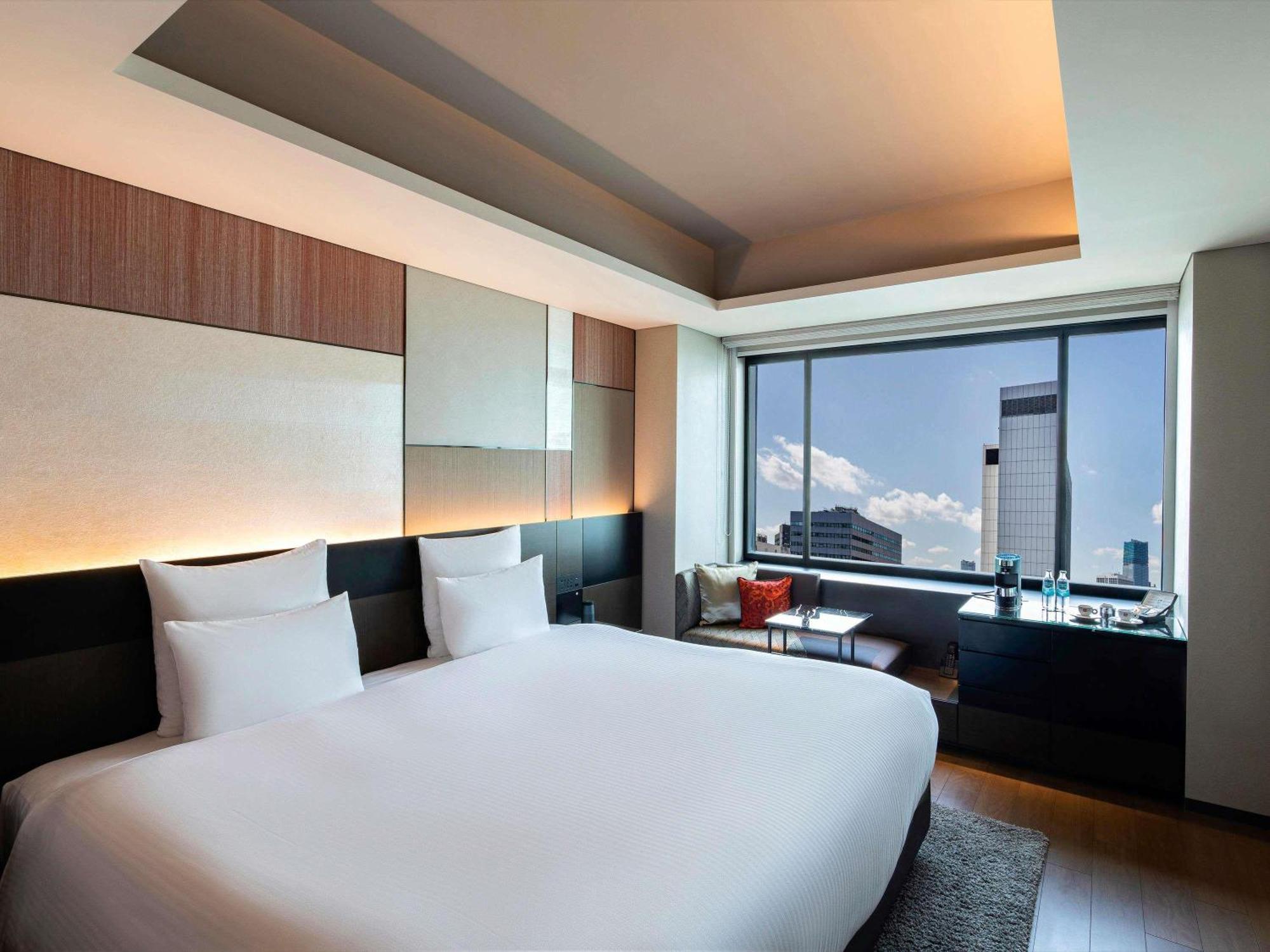 Superior Executive King Room Lounge Access