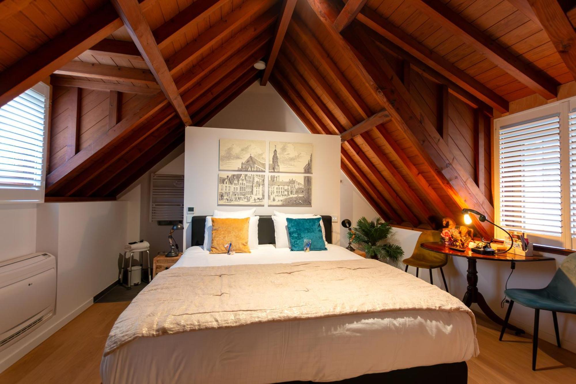 Deluxe Suite double bed or 2 single beds