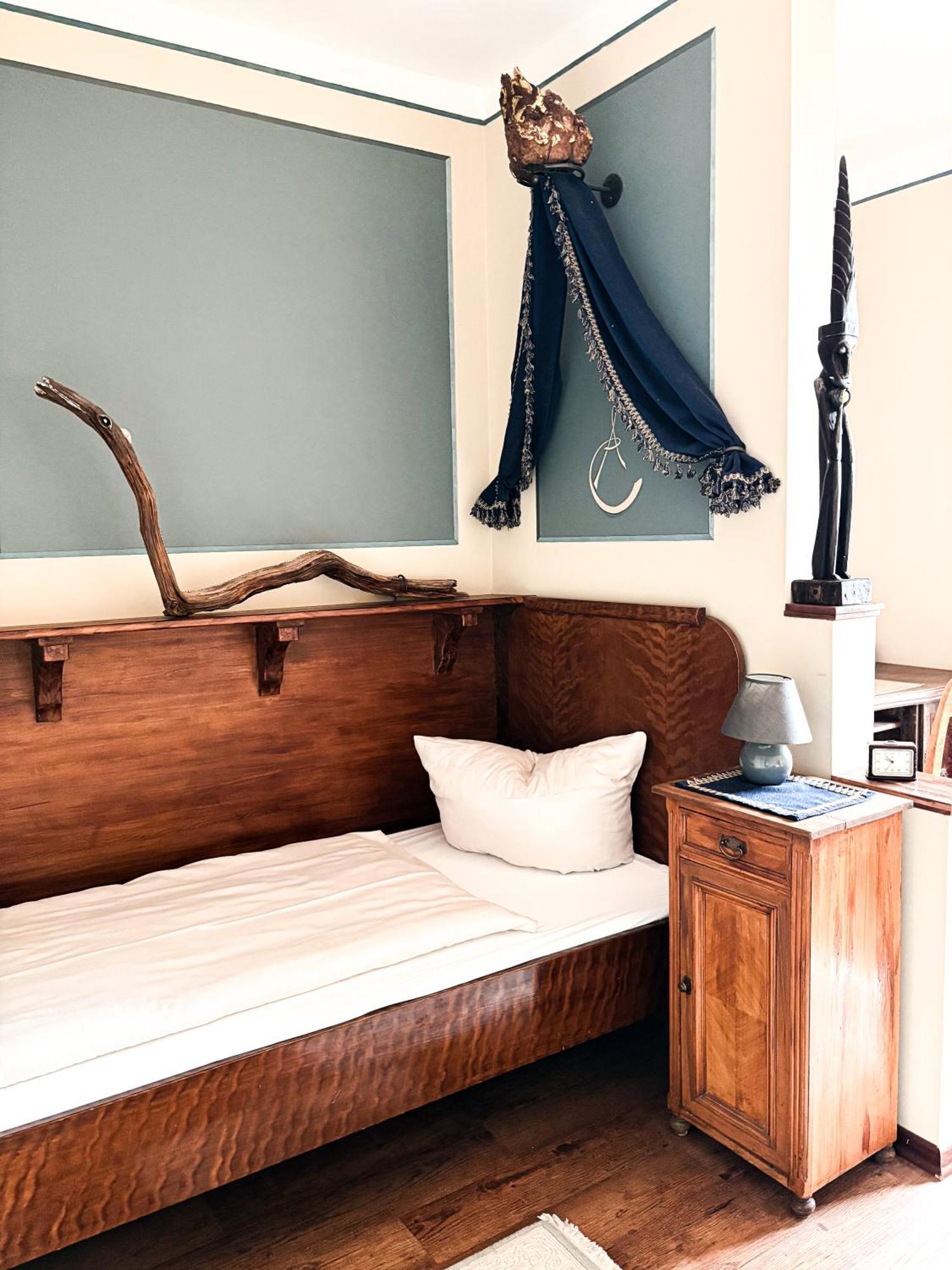 Small Single Room shared toilet no shower