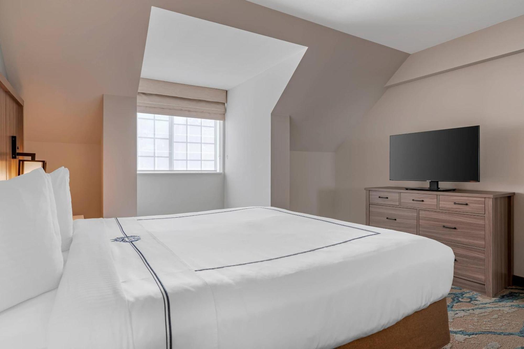 Queen Suite Two Queen Beds Sofa Bed Non Smoking