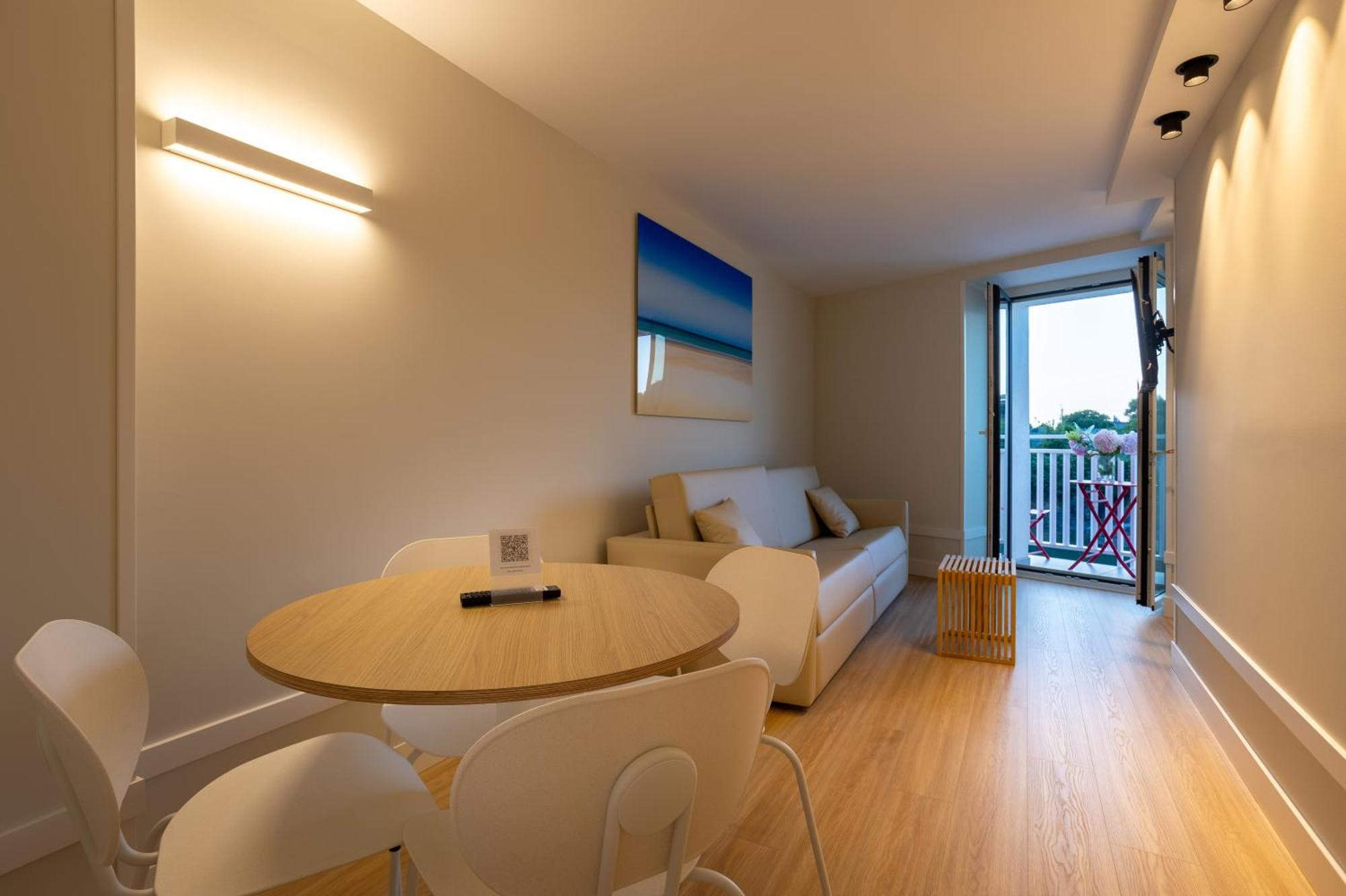 Deluxe One-Bedroom Apartment Harbour View