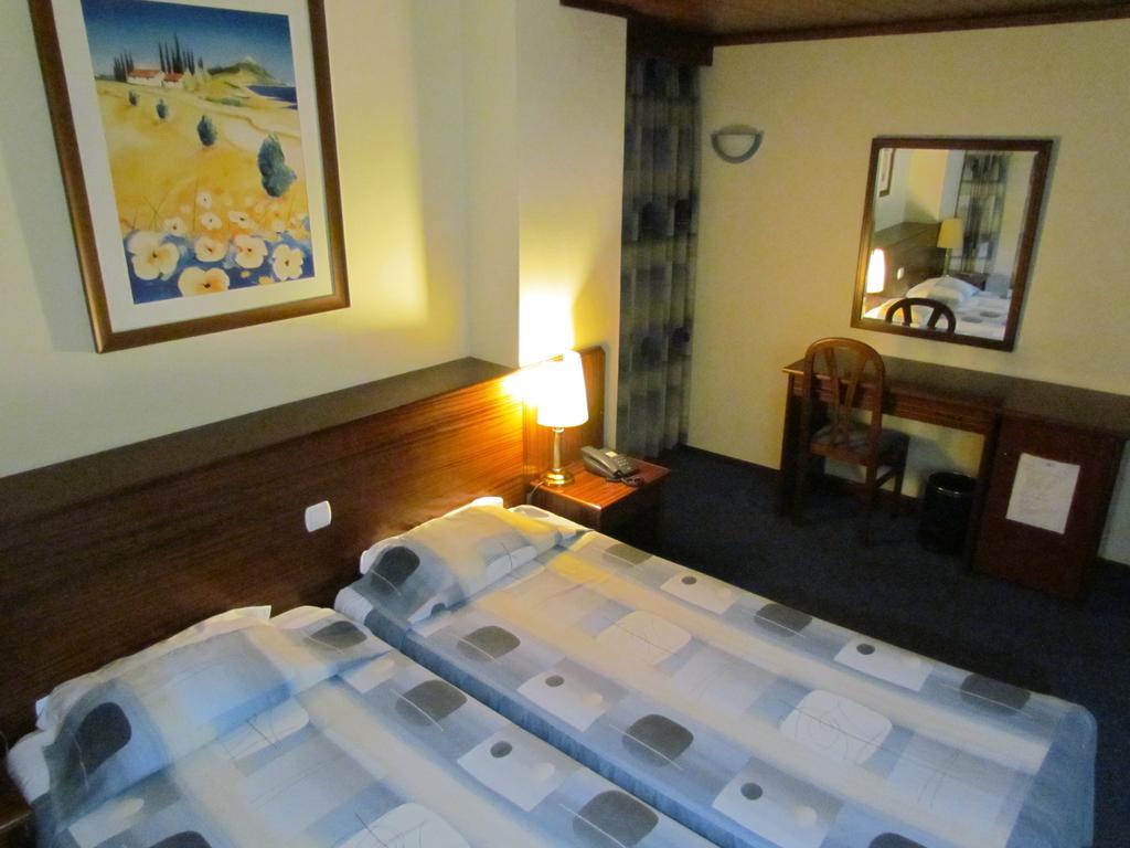 Twin Room,1379626676:JPEG
