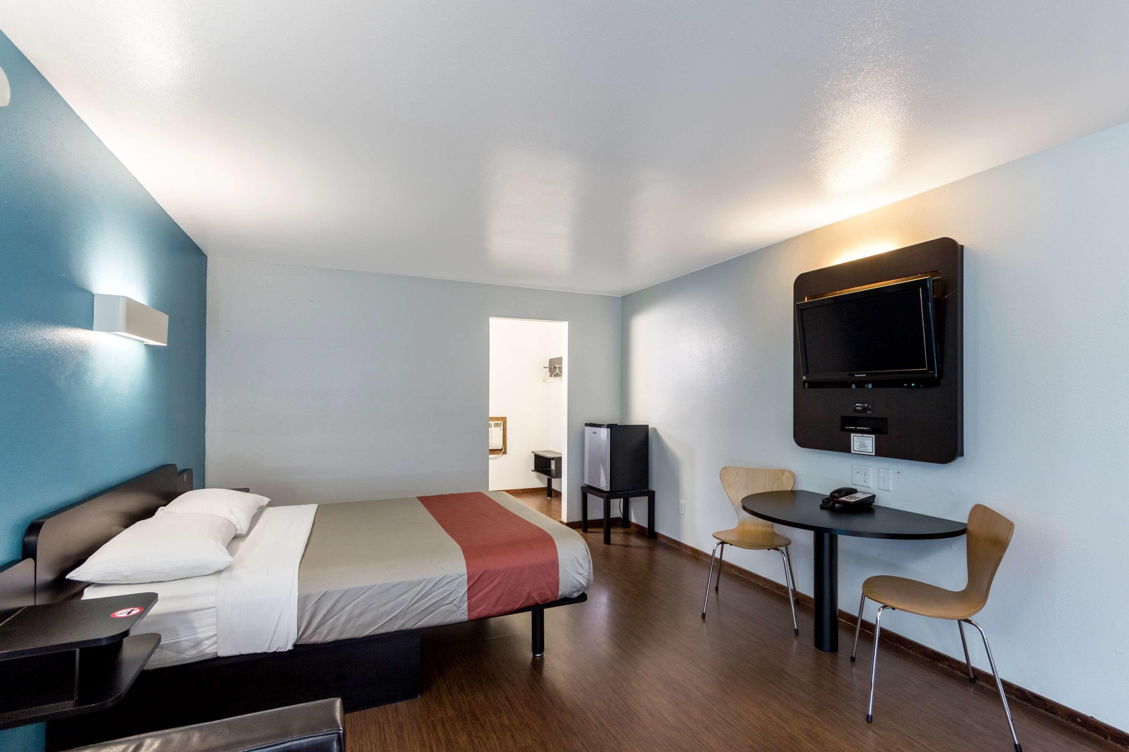 1 King Bed 