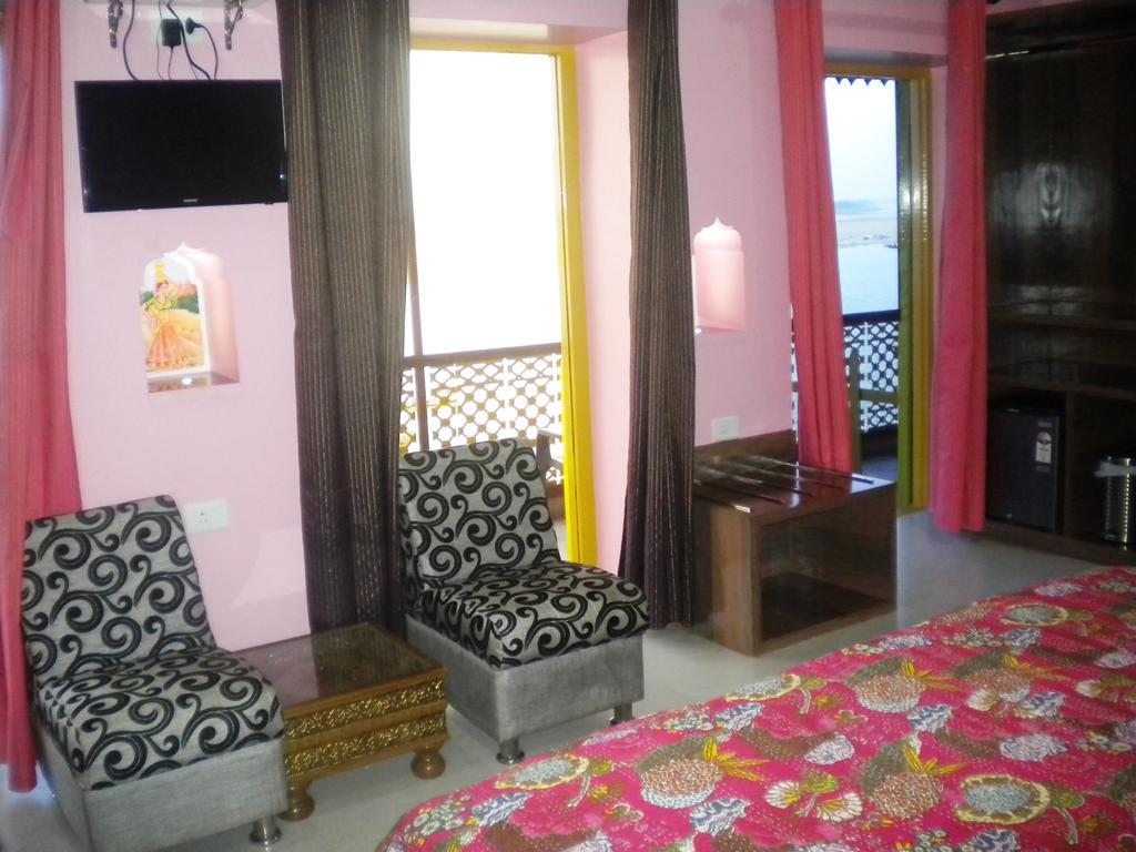 Super Deluxe Room Private Balcony & Ganga View