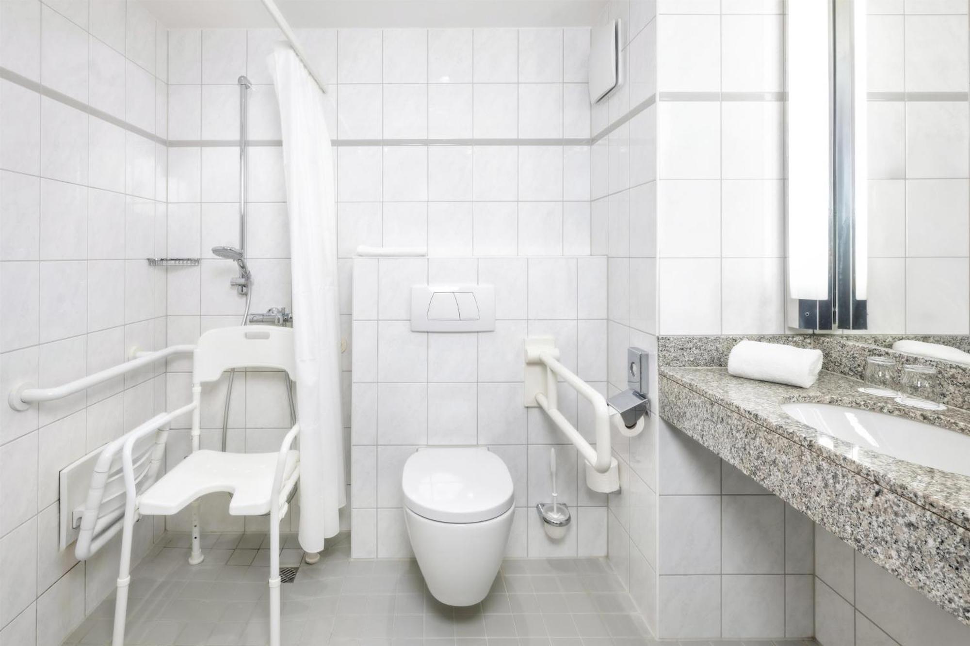 Queen Room Roll Shower Disability Access or Non-Smoking,1739362065:JPEG