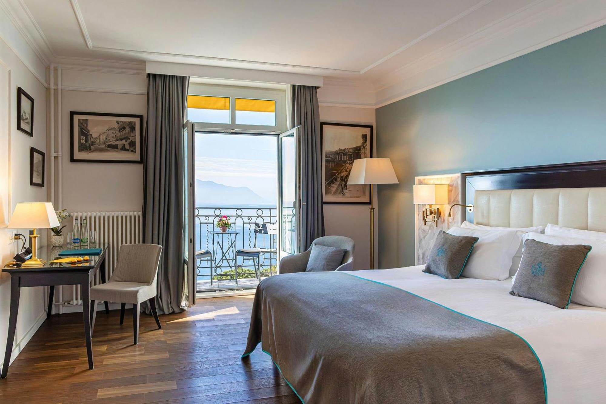 Deluxe Queen Room Lake View Balcony