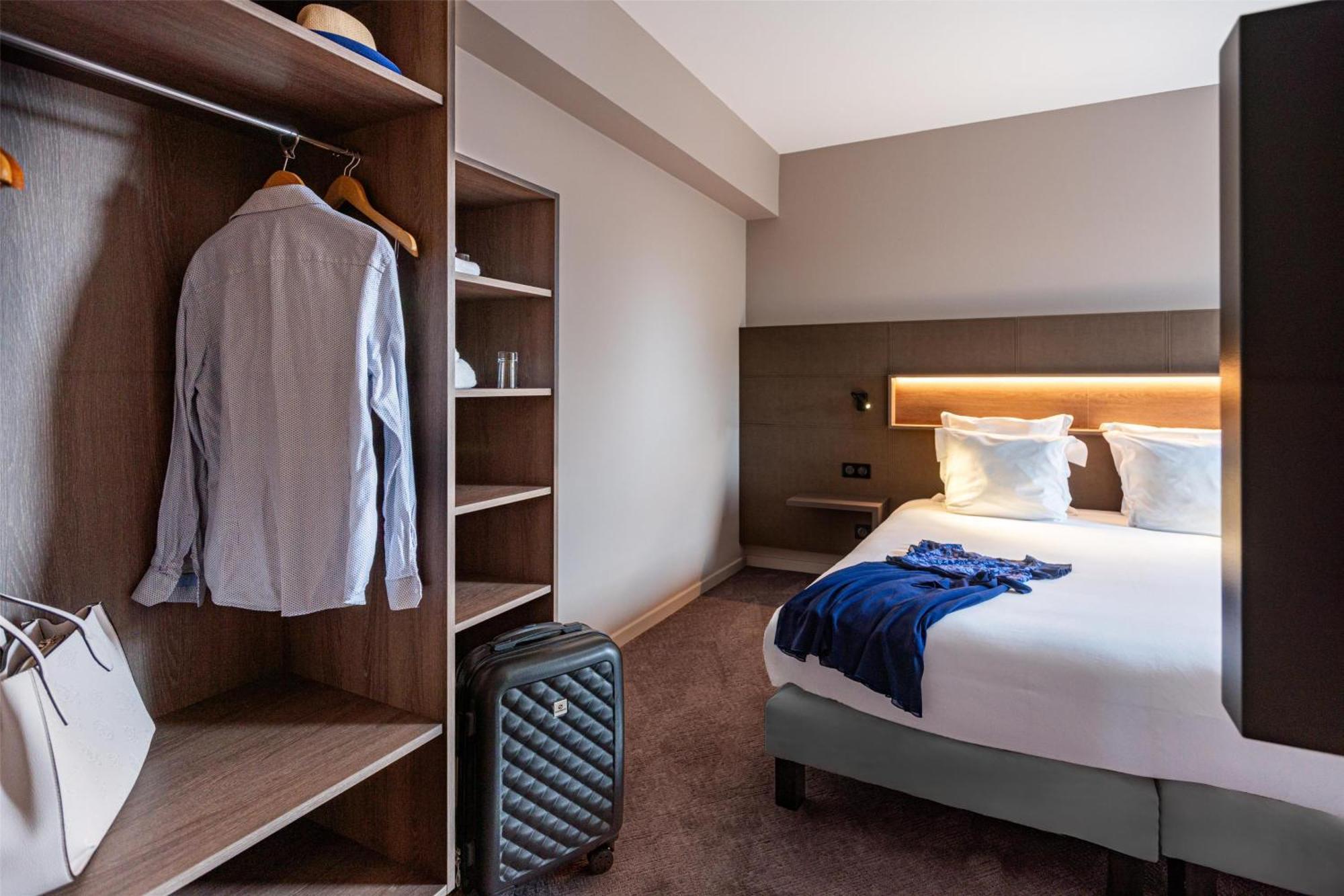 Family Room One Queen Bed Two Single Beds Non-Smoking