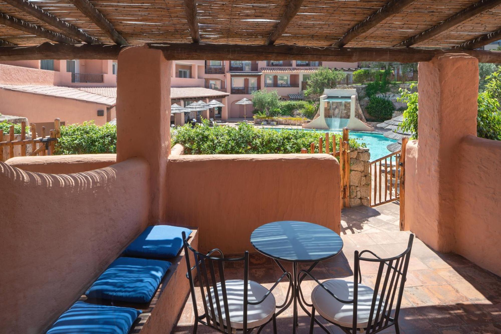 Premium Pool Double Room king size bed pool view terrace