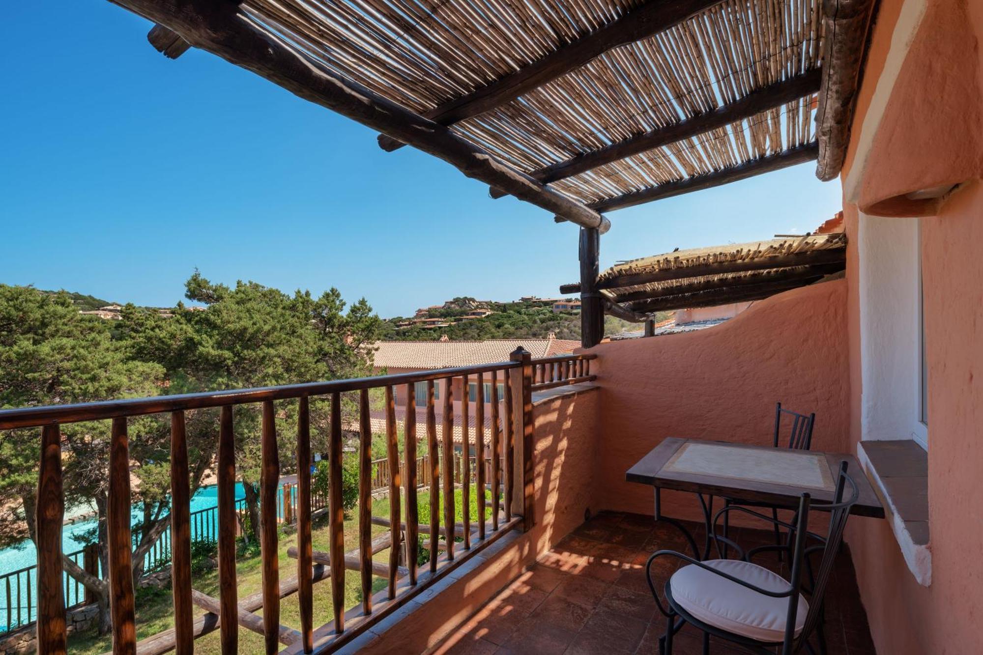 Deluxe Pool king size bed pool view terrace