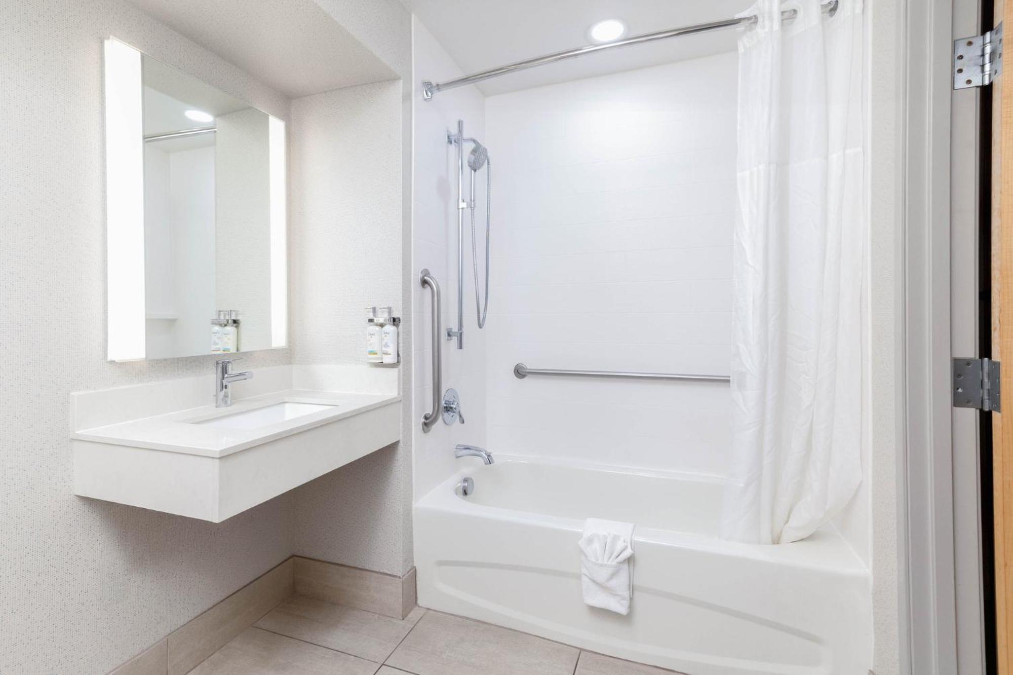 Standard Queen Room Two Queen Beds Mobility Accessible Tub