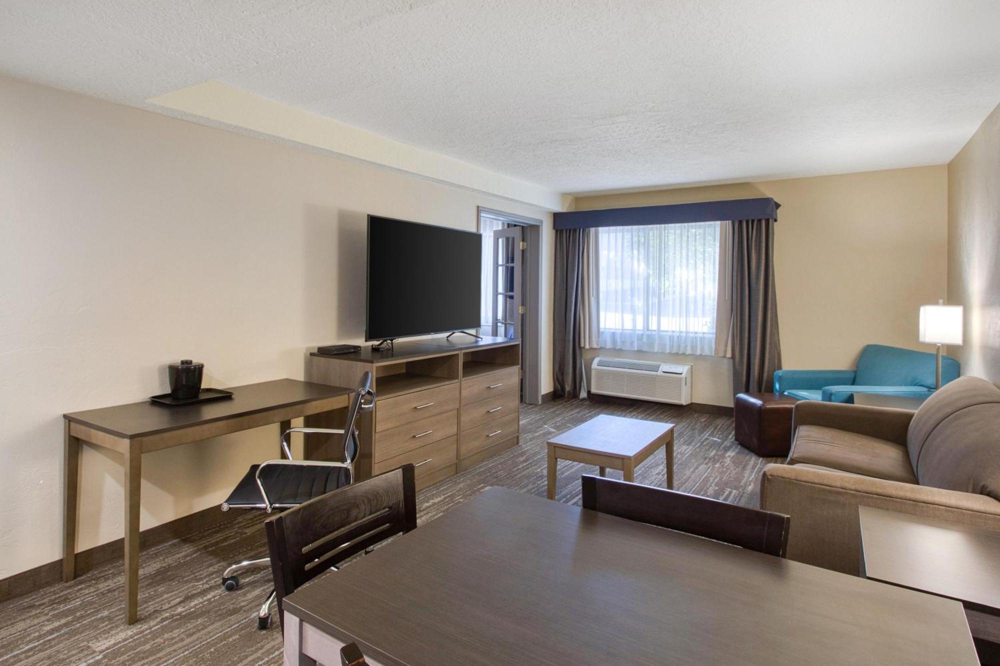 Queen Suite with Two Queen Beds and Sofa Bed - Non-Smoking