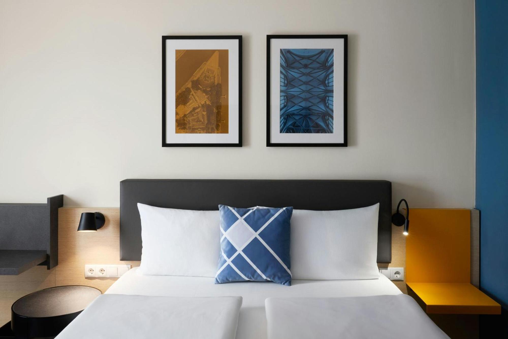 Standard Queen Room Street View Accessible