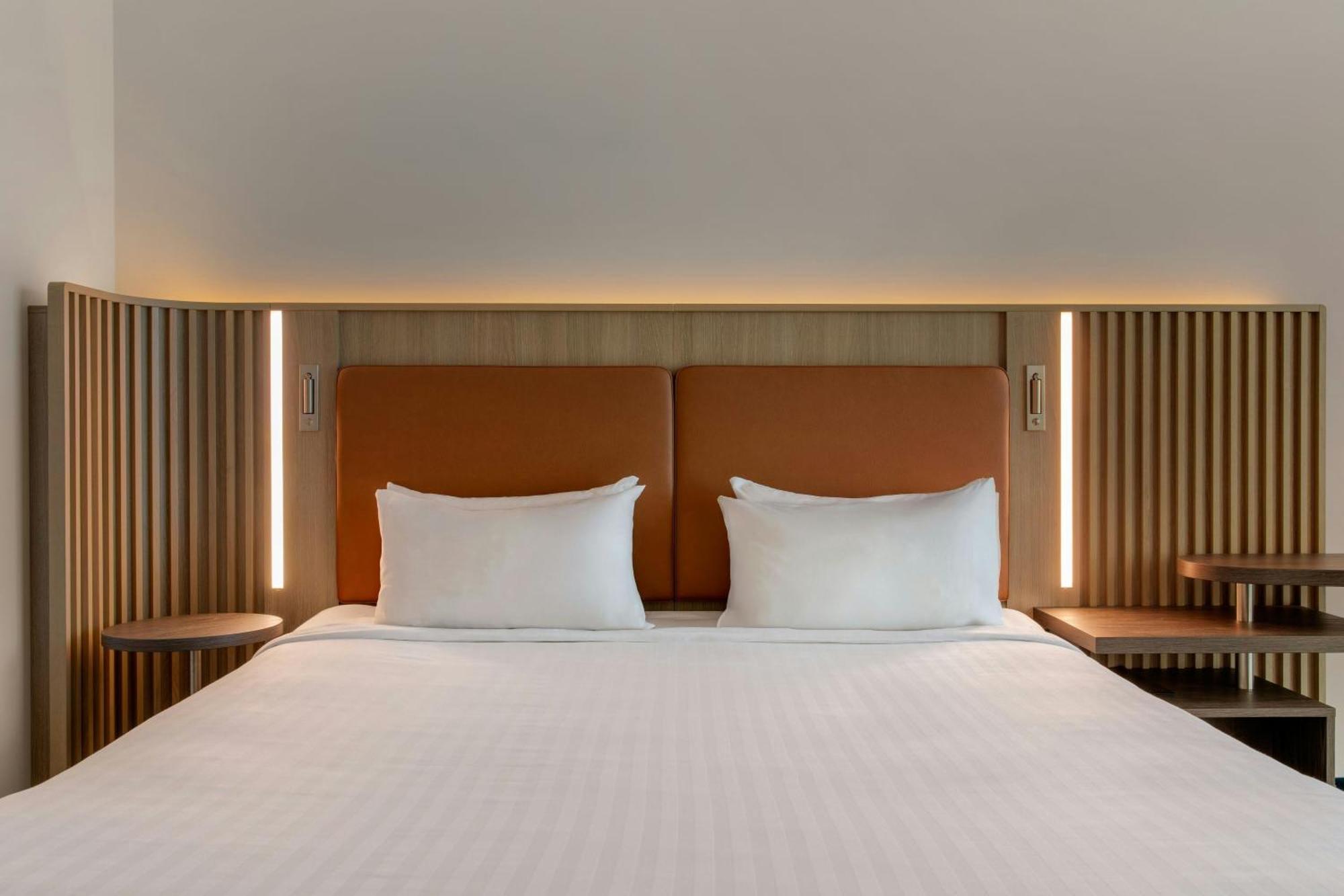 Room Guest room 1 King Conference Building