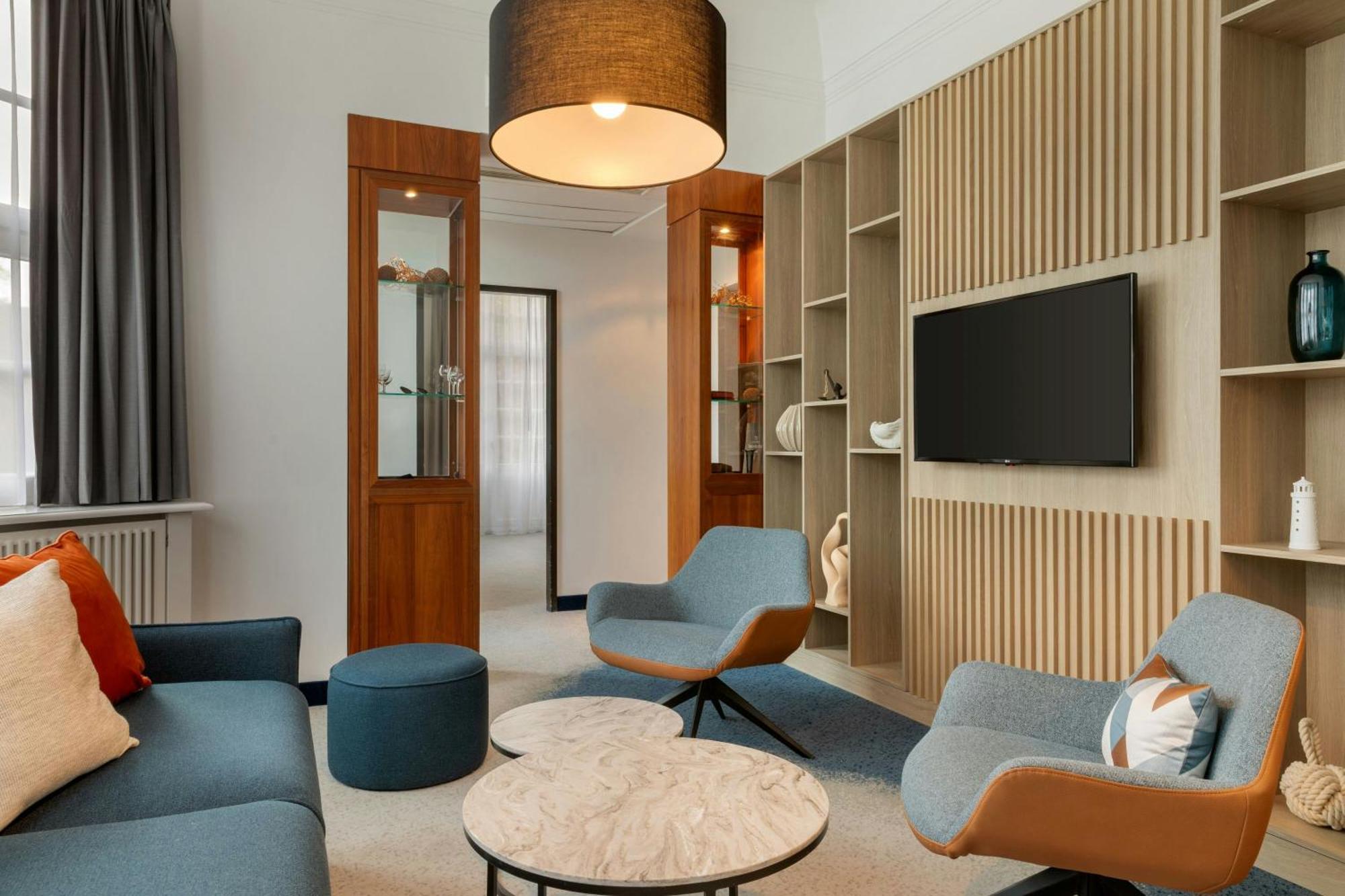 Suite Lloyd Building