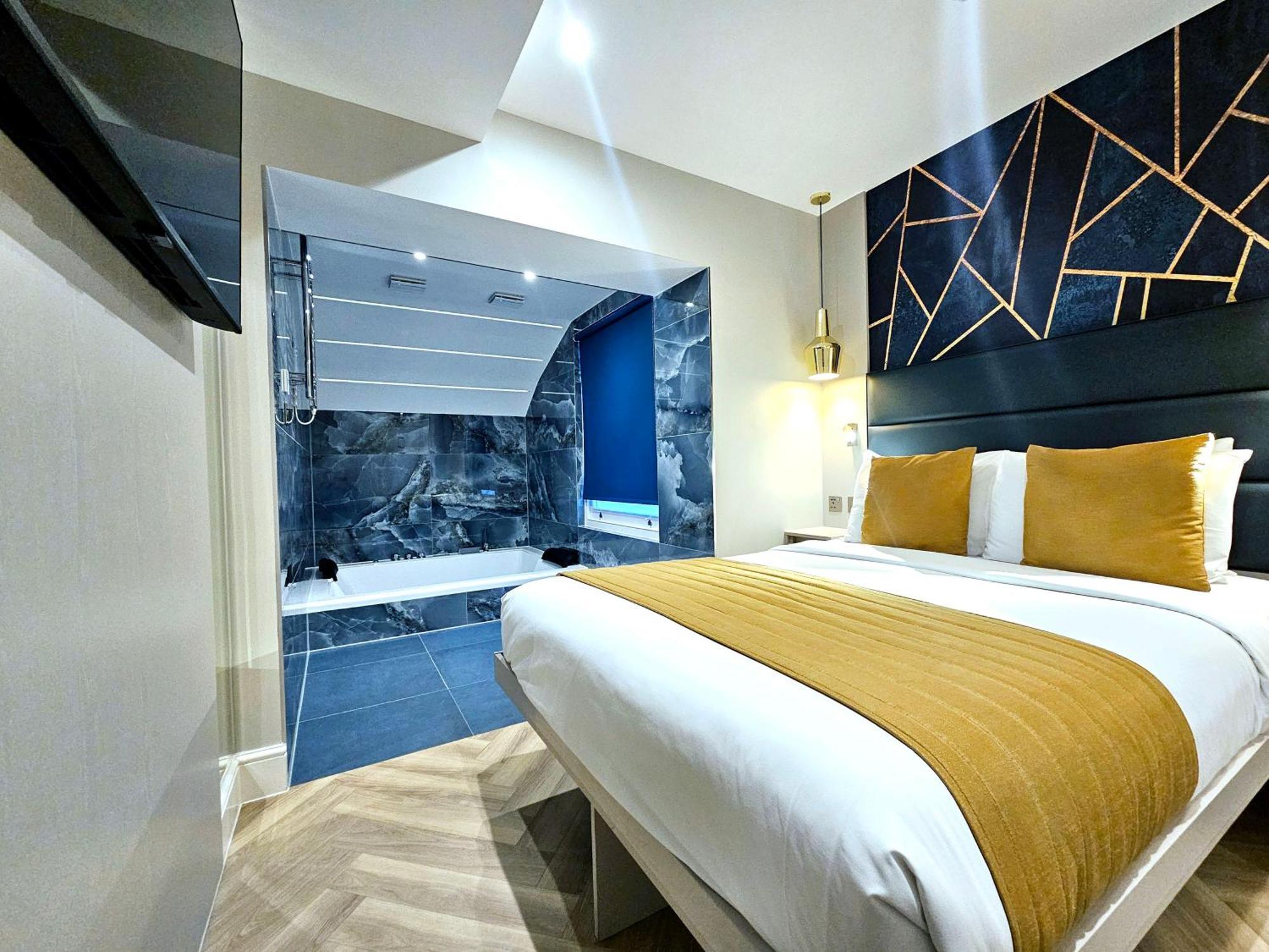 Signature Jacuzzi Suite