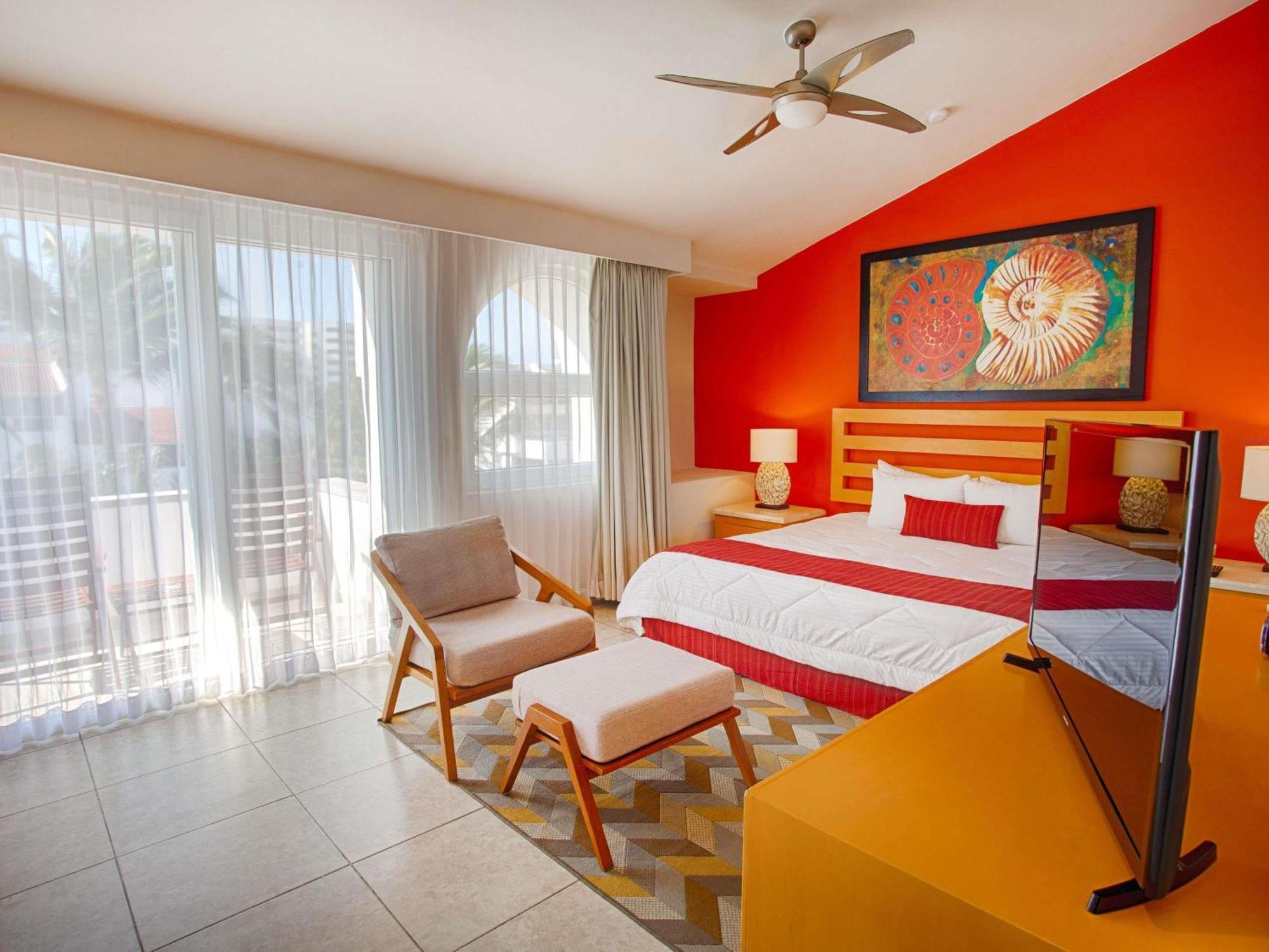 Three-Bedroom King Suite with Sofa Bed and Balcony - Ocean Front/Four Bathrooms,1739412455:JPEG