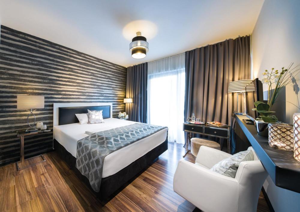 Double Room,1739414301:JPEG