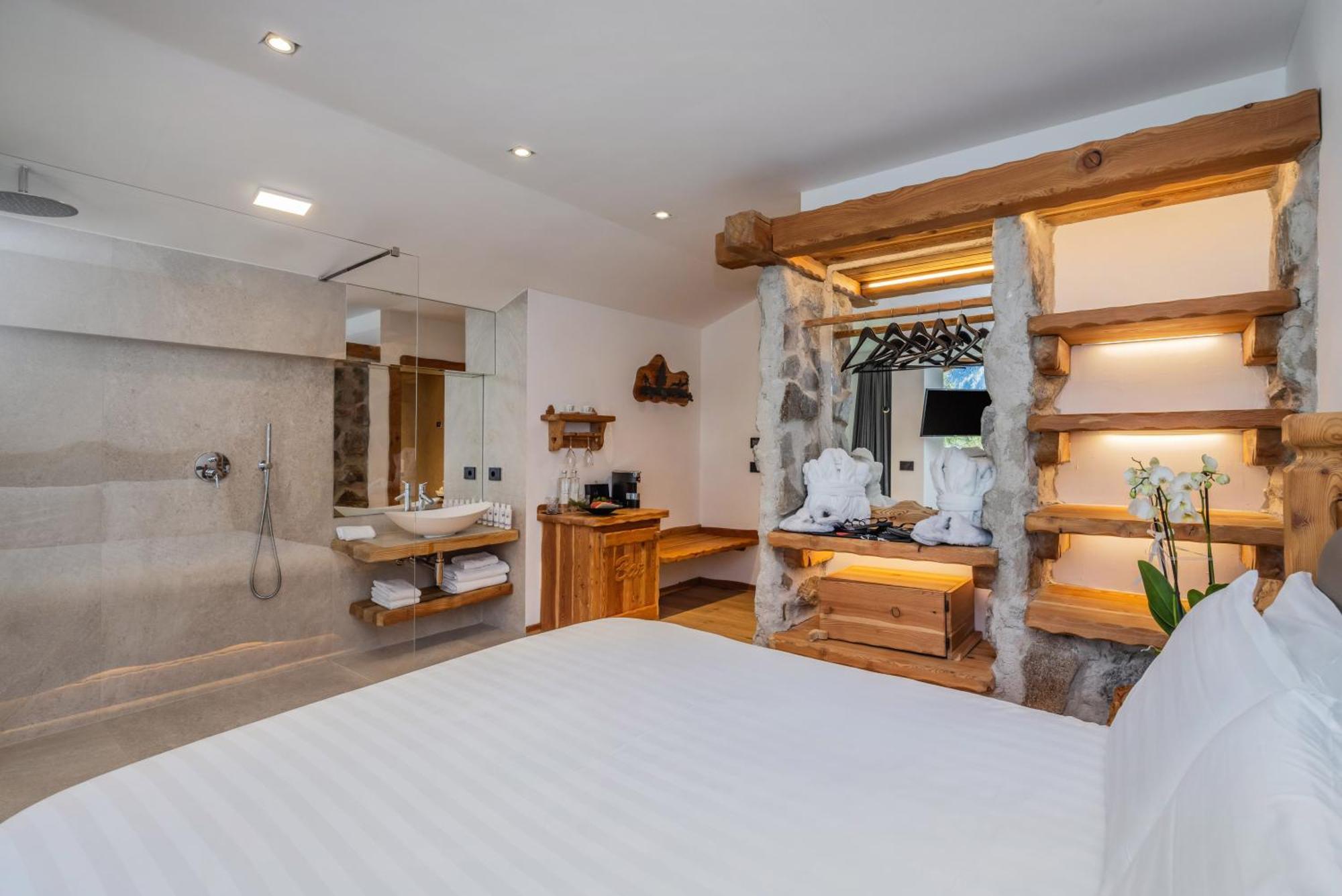 Deluxe Double Room Bath,1739419345:JPEG