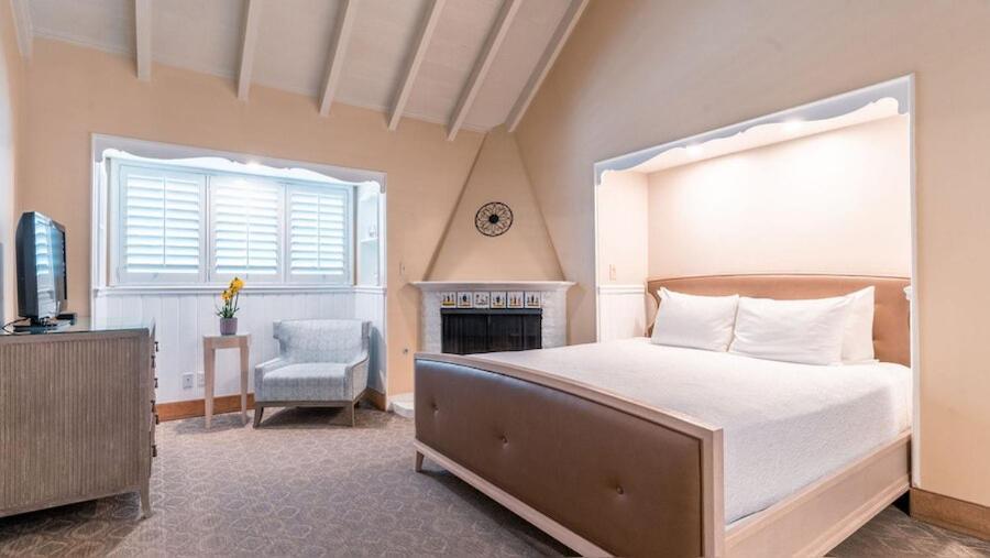 Deluxe Fireplace Room,1739425336:JPEG