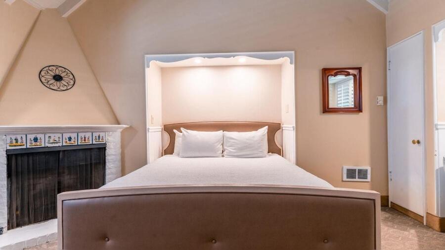 Deluxe Fireplace Room