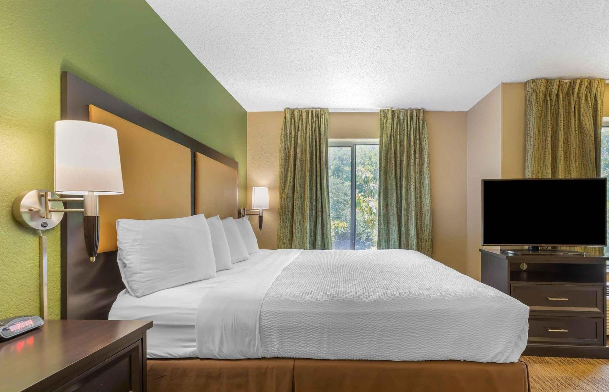 Deluxe Studio 1 King Bed Non-Smoking