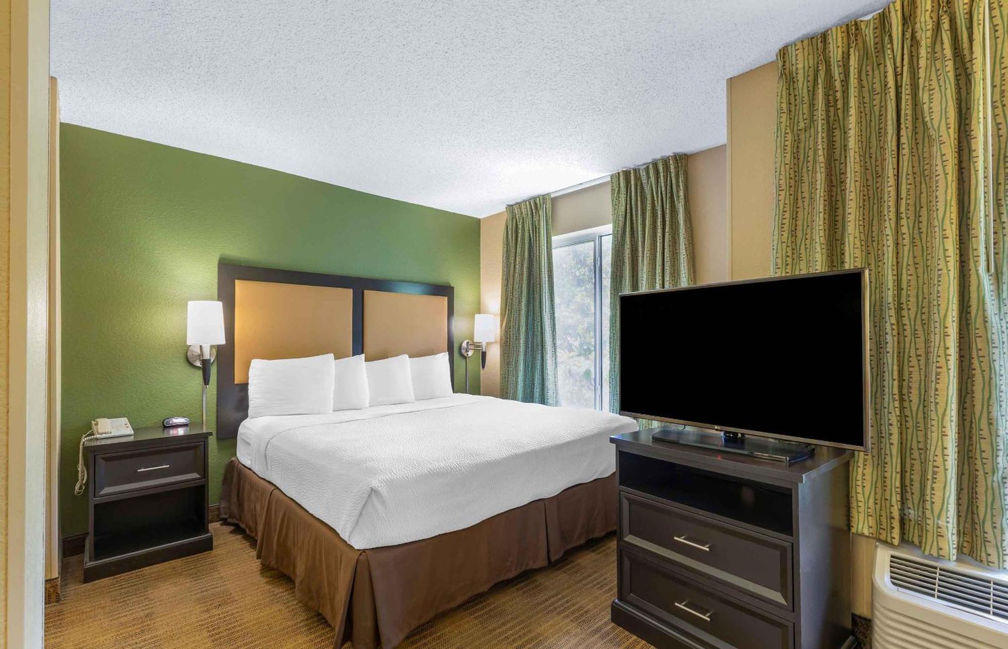 Deluxe Studio 1 King Bed Non-Smoking