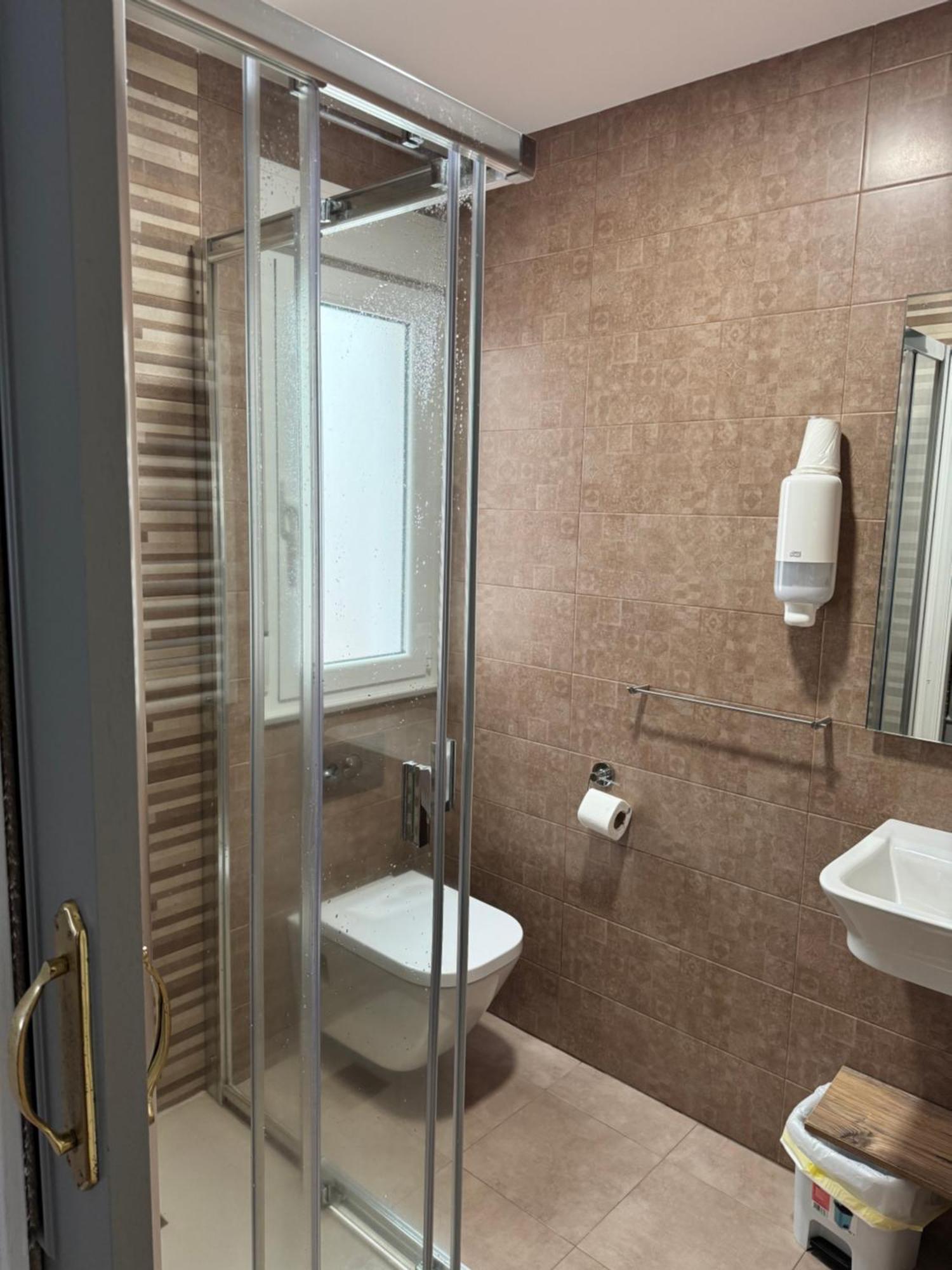 Single Room Bathroom