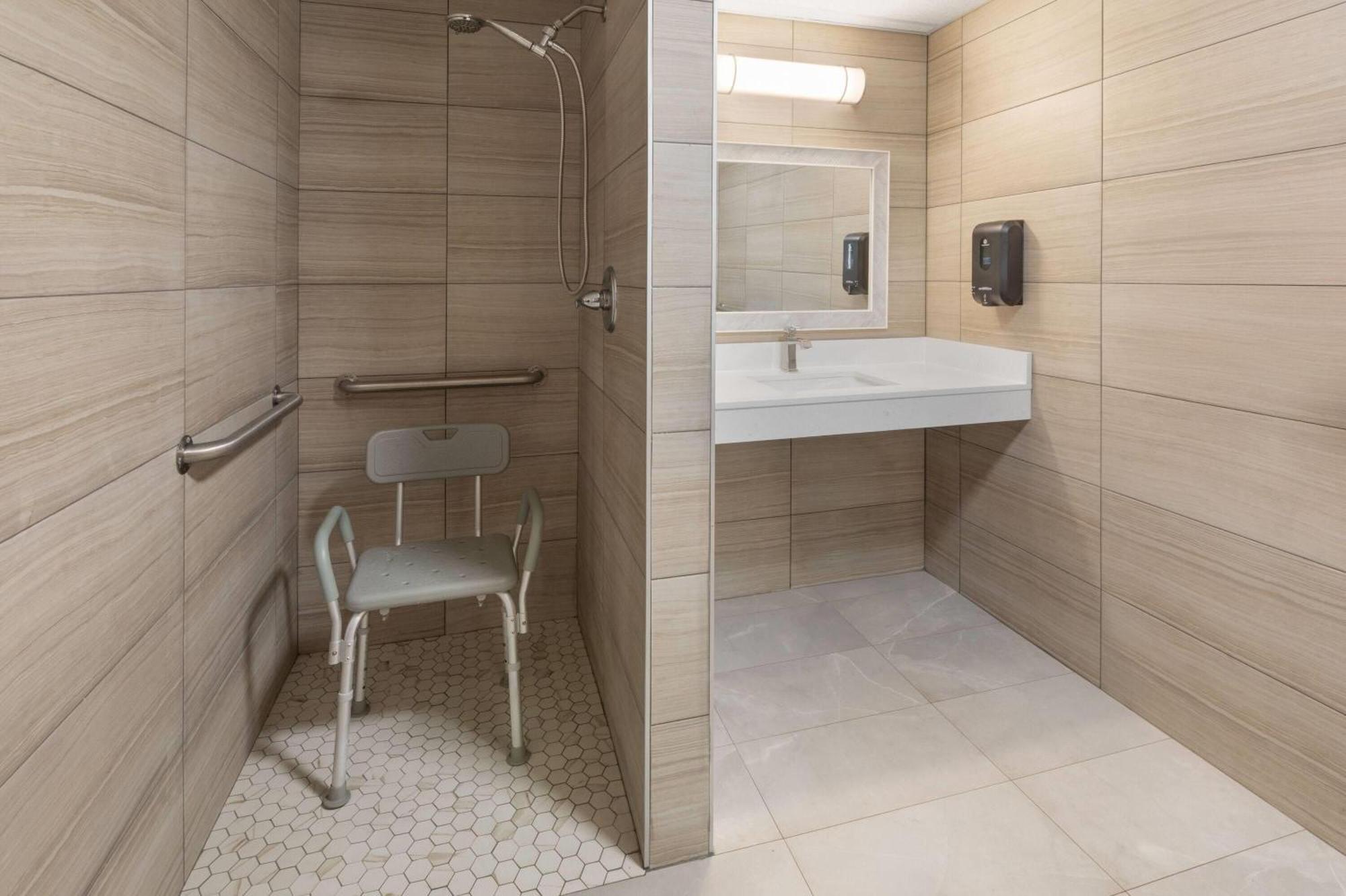 Deluxe Queen Room - Mobility Access Non-Smoking