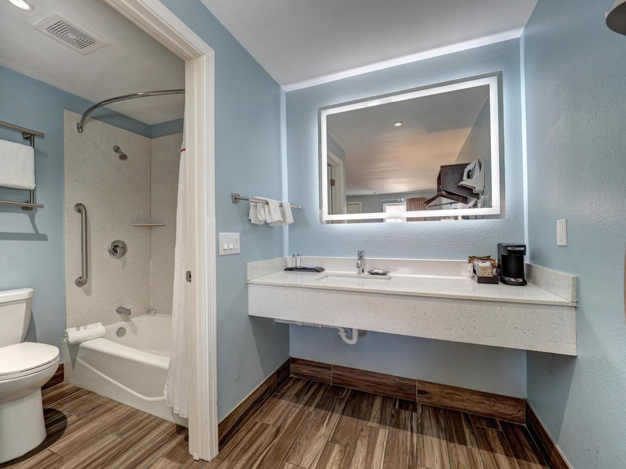 Deluxe King Room - Disability Access/Roll In Shower - Smoke Free