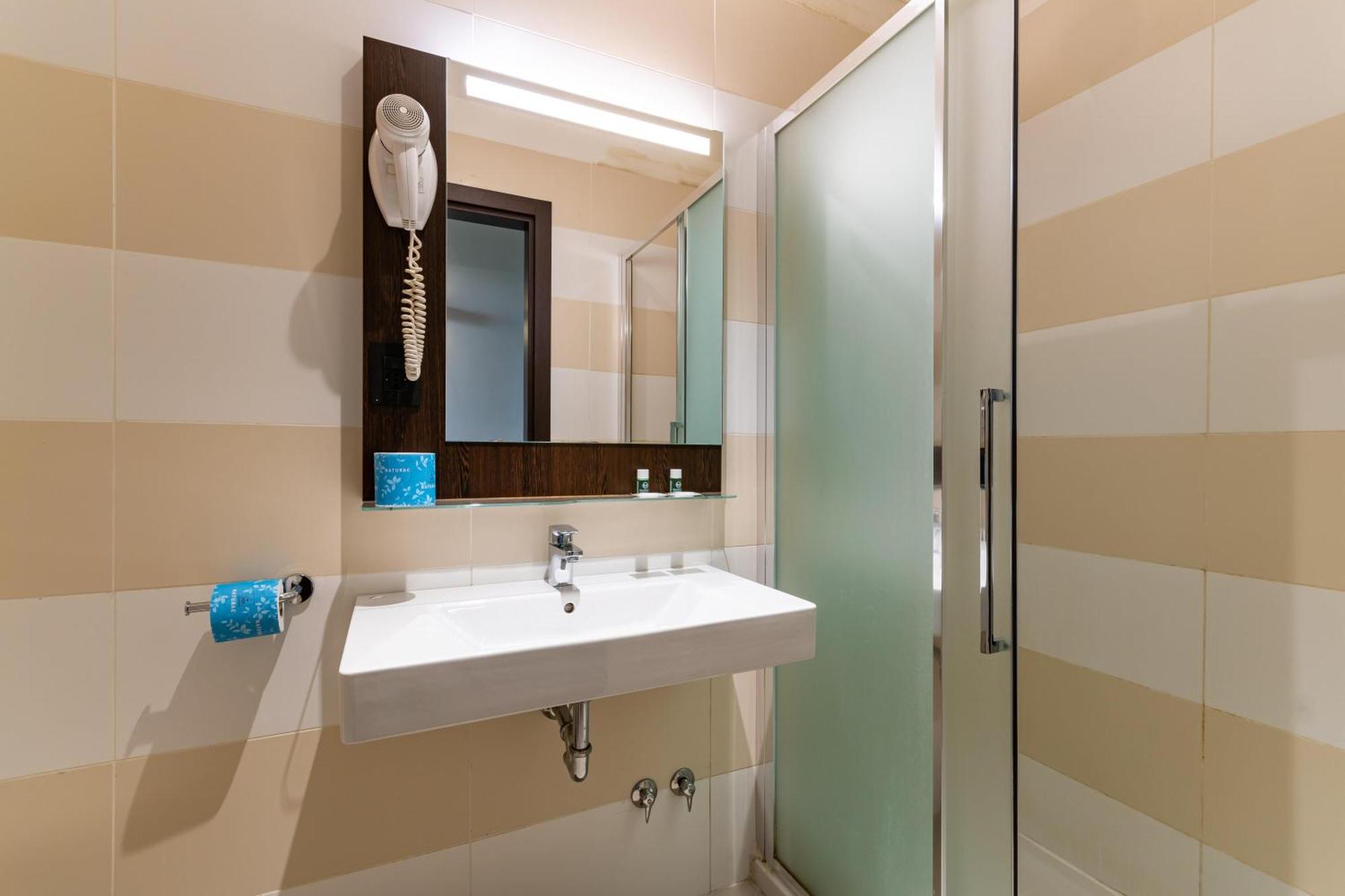 Double Room,1743126230:JPEG
