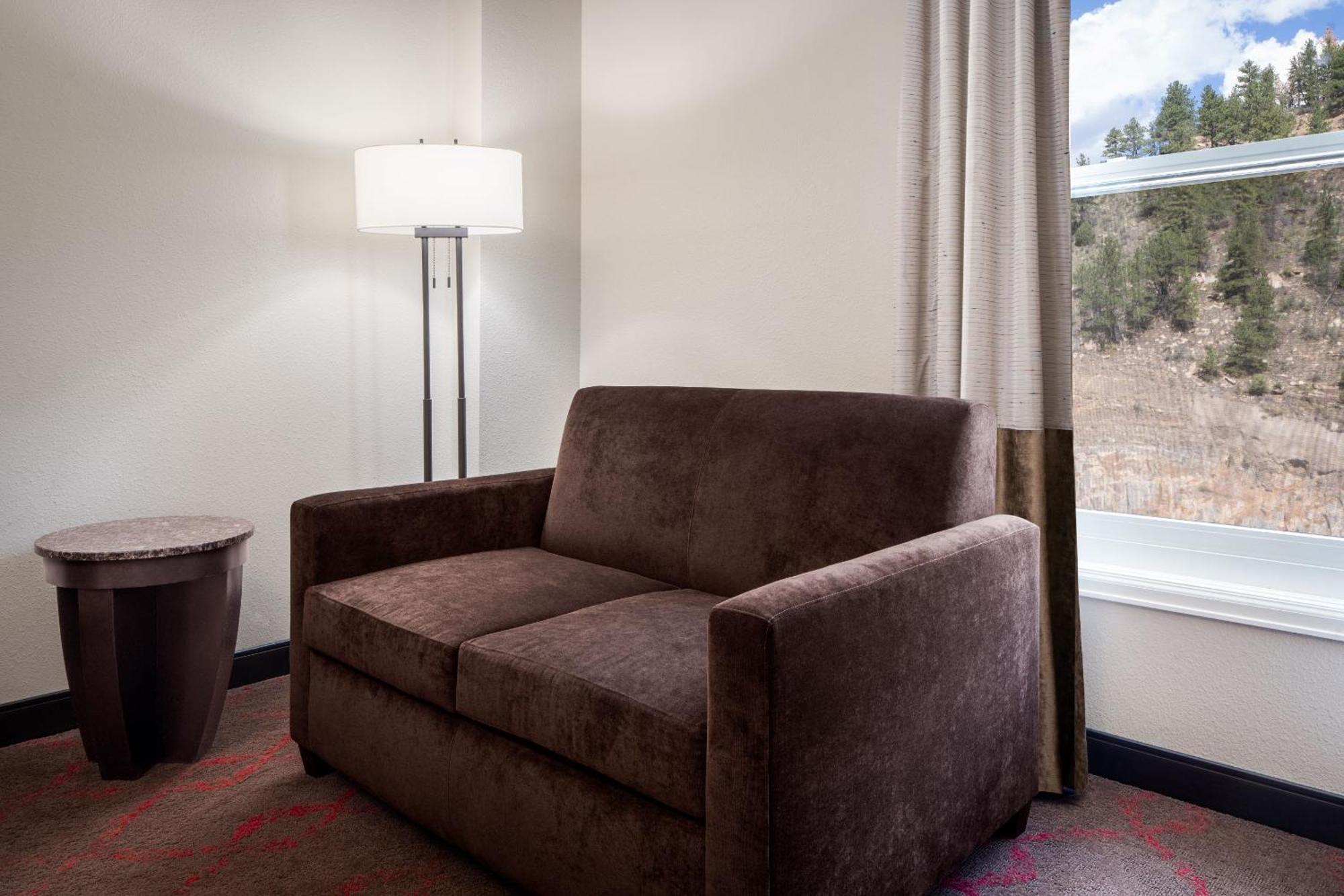 Lady Luck Deluxe Room King Sofa Non-Smoking
