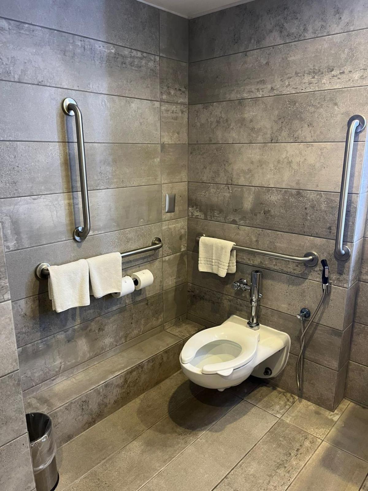 Standard Queen Room Reduced mobility guests