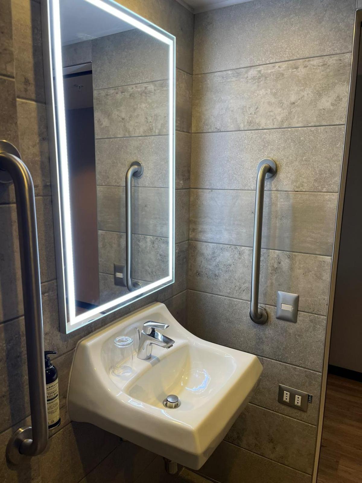 Standard Queen Room Reduced mobility guests