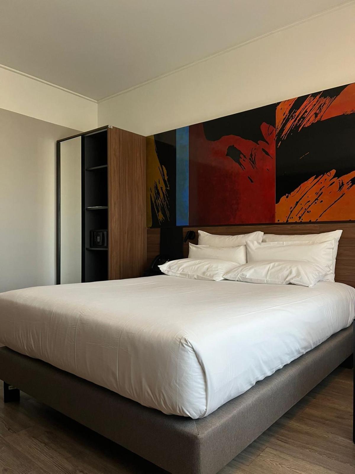 Standard Queen Room Reduced mobility guests