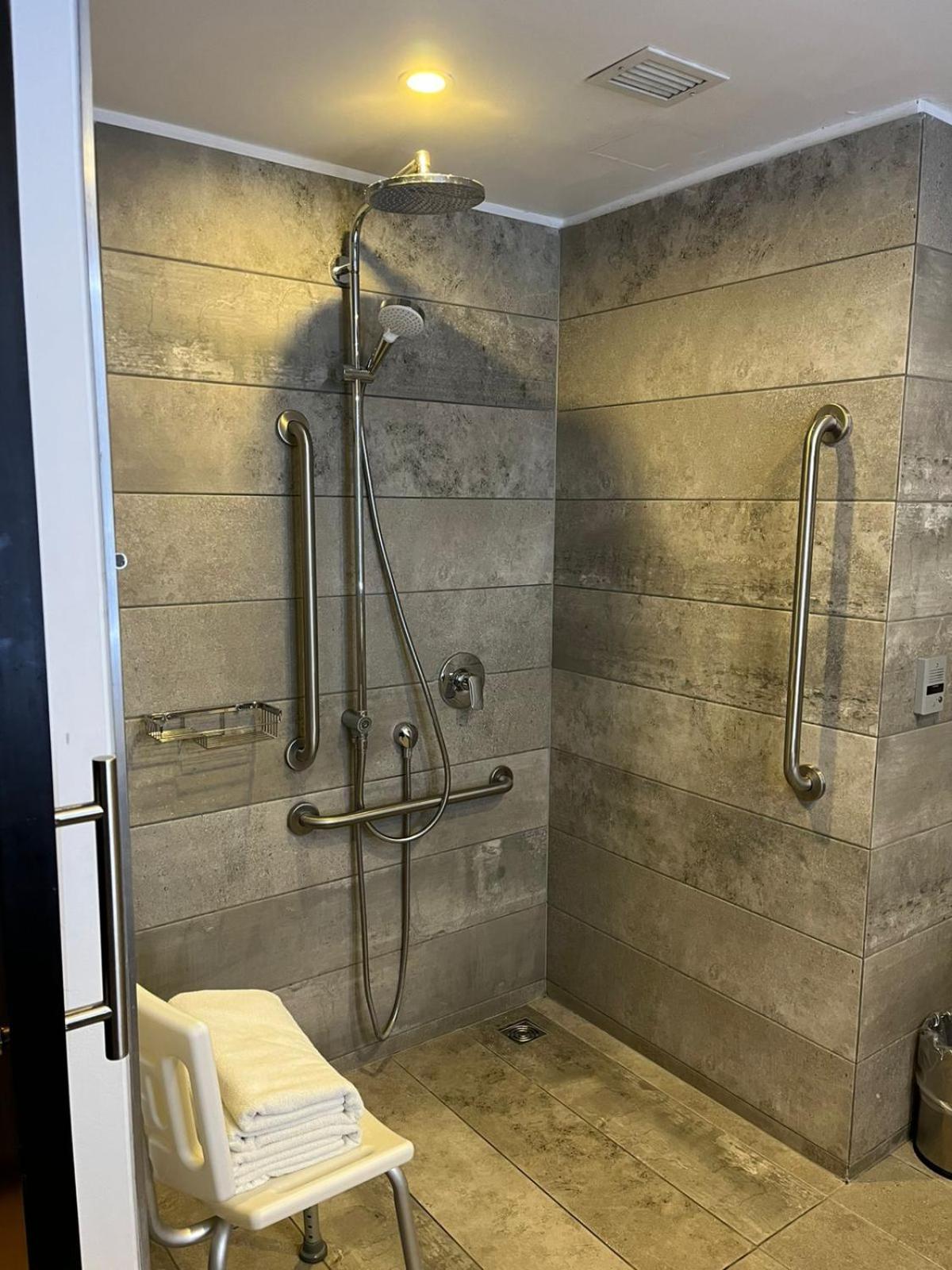 Standard Queen Room Reduced mobility guests