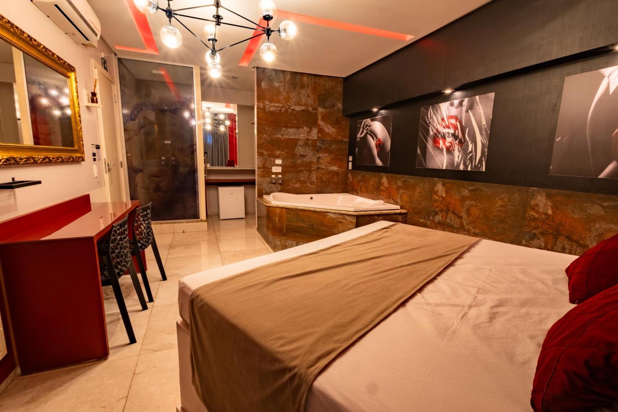 Quarto com Cama King-size e Banheira de Hidromassagem