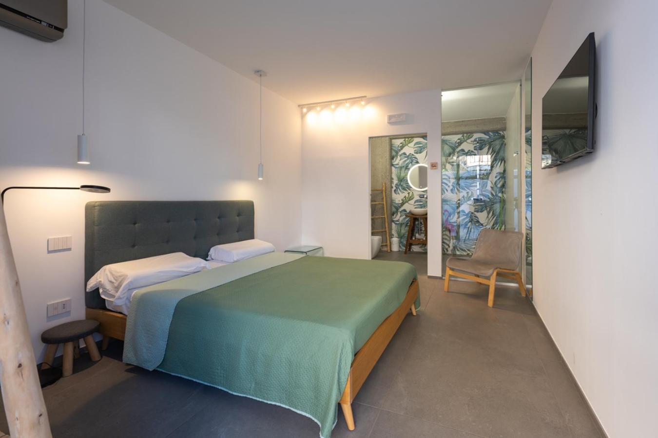 Deluxe Double Room Shower