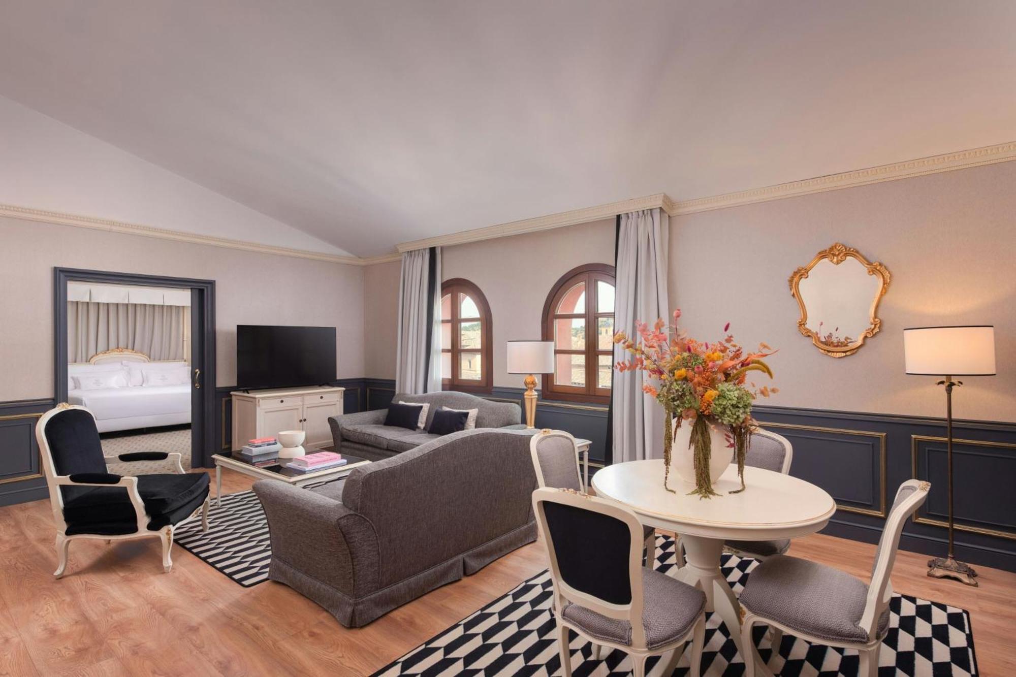The Empress 1 Bedroom Suite 1 King City view