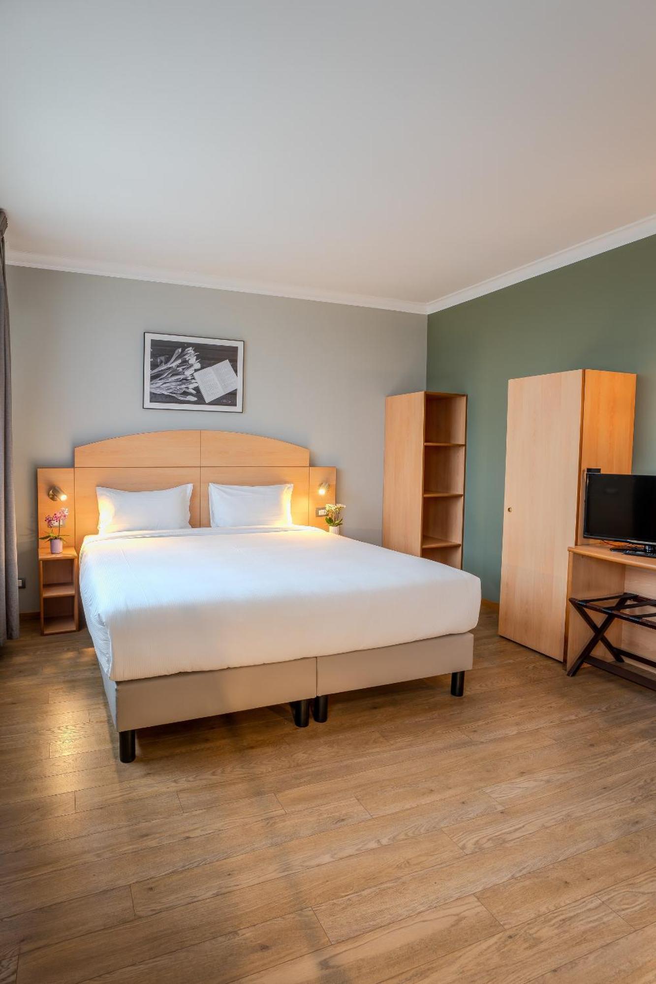 Queen Room Accessible