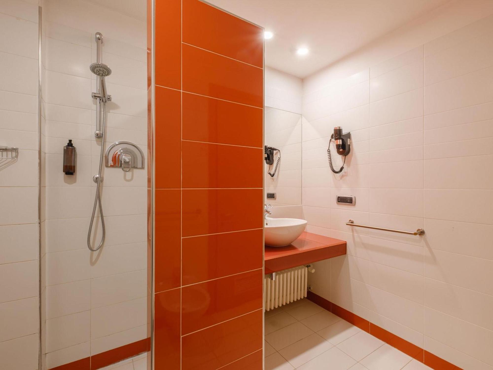 Twin Room,1742587760:JPEG