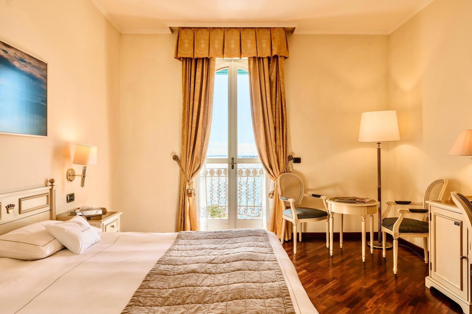 Deluxe Double Room Balcony Lake View