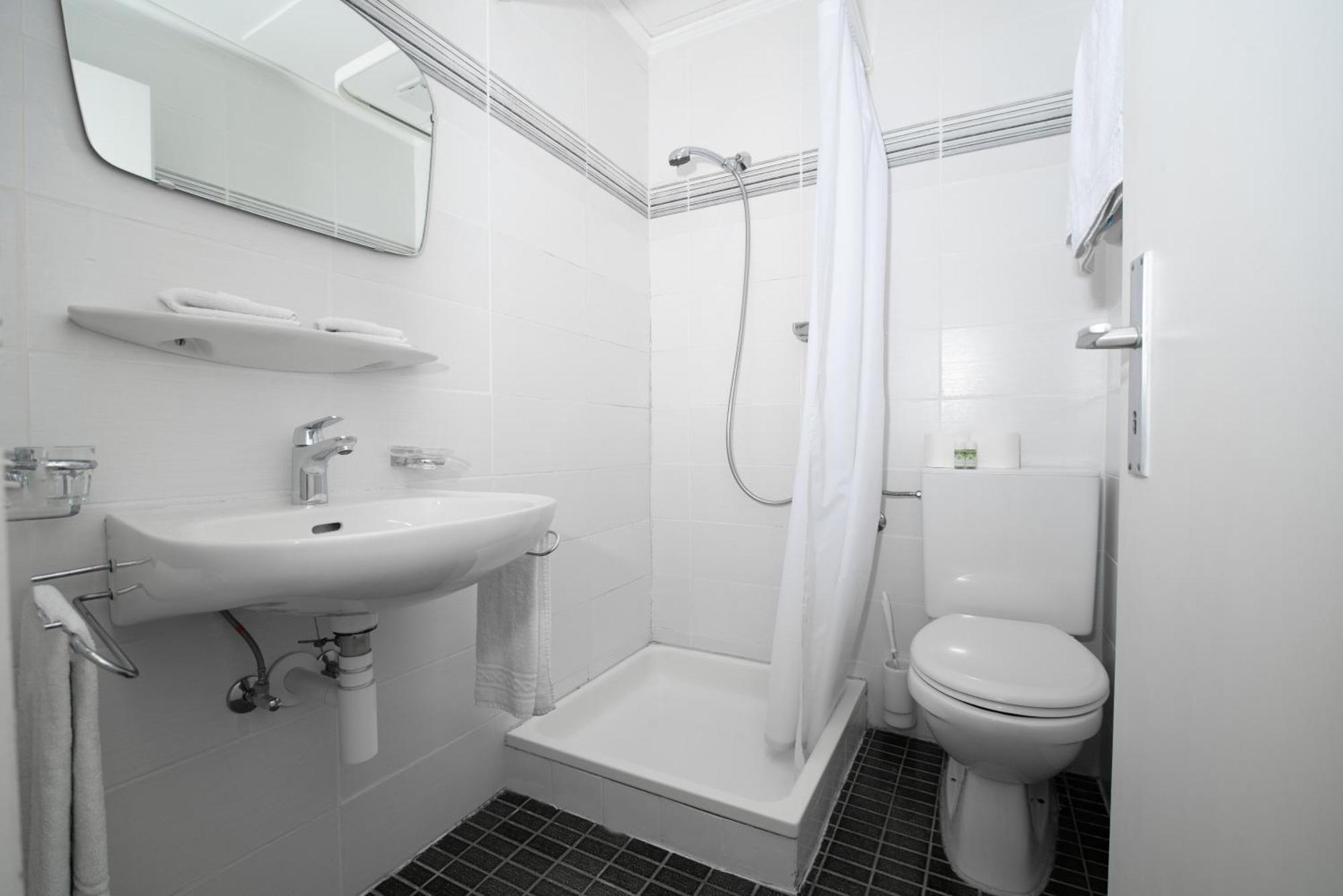 Economy Double Room Balcony – Lake View