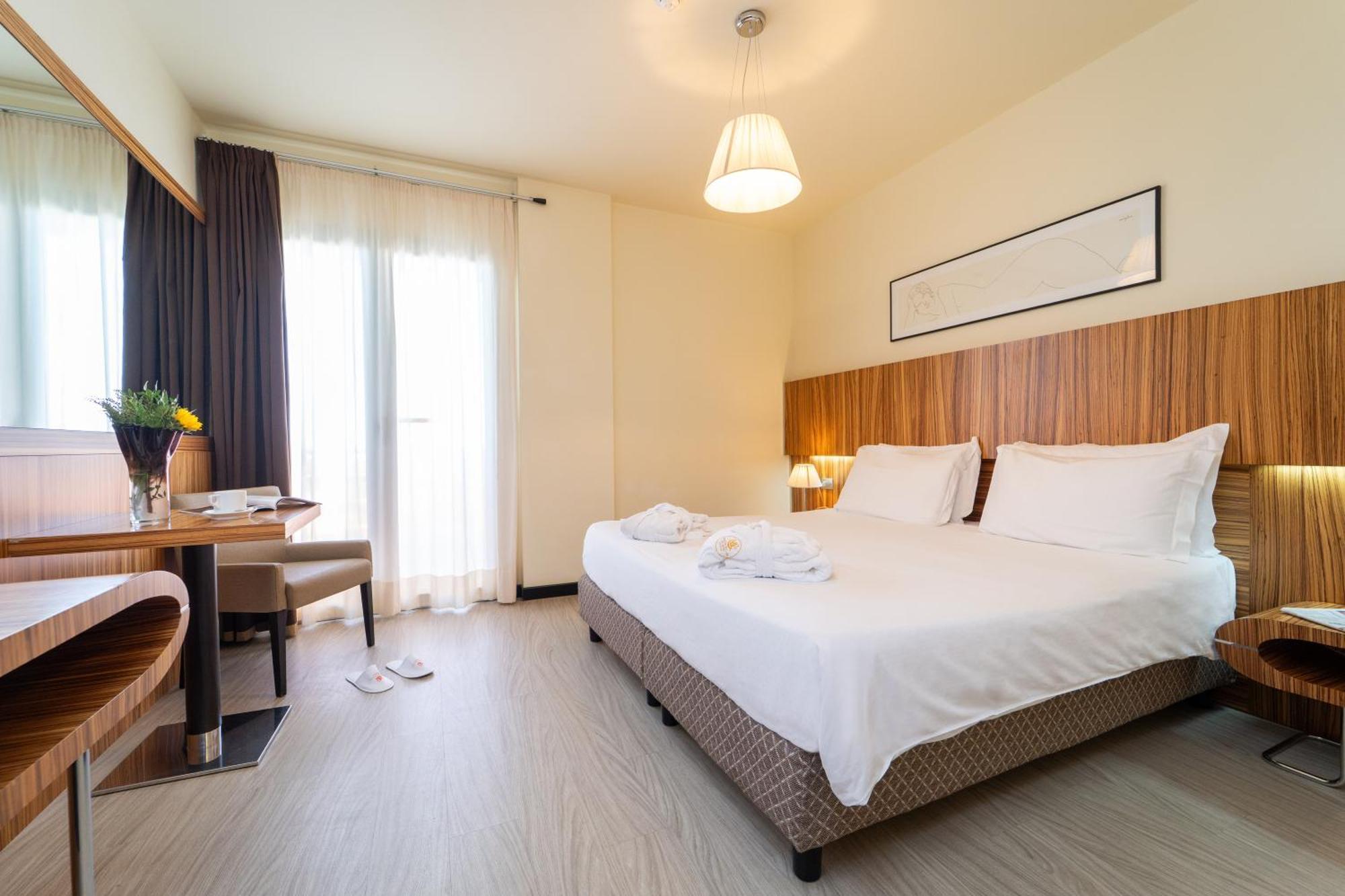 Double or Twin Room Side Sea View