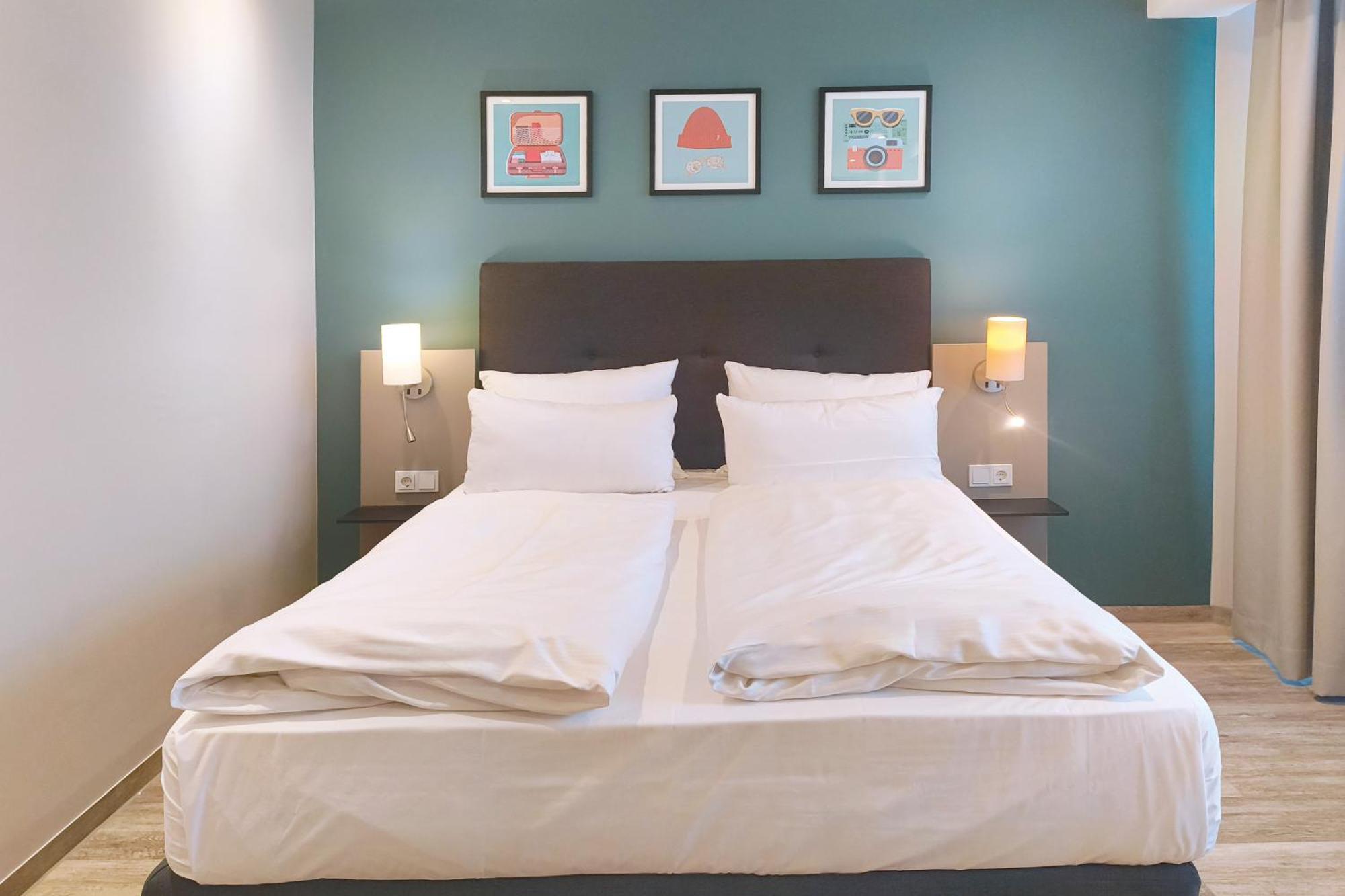 Premium Family Room One Queen Bed Two Twin Beds,1742595243:JPEG