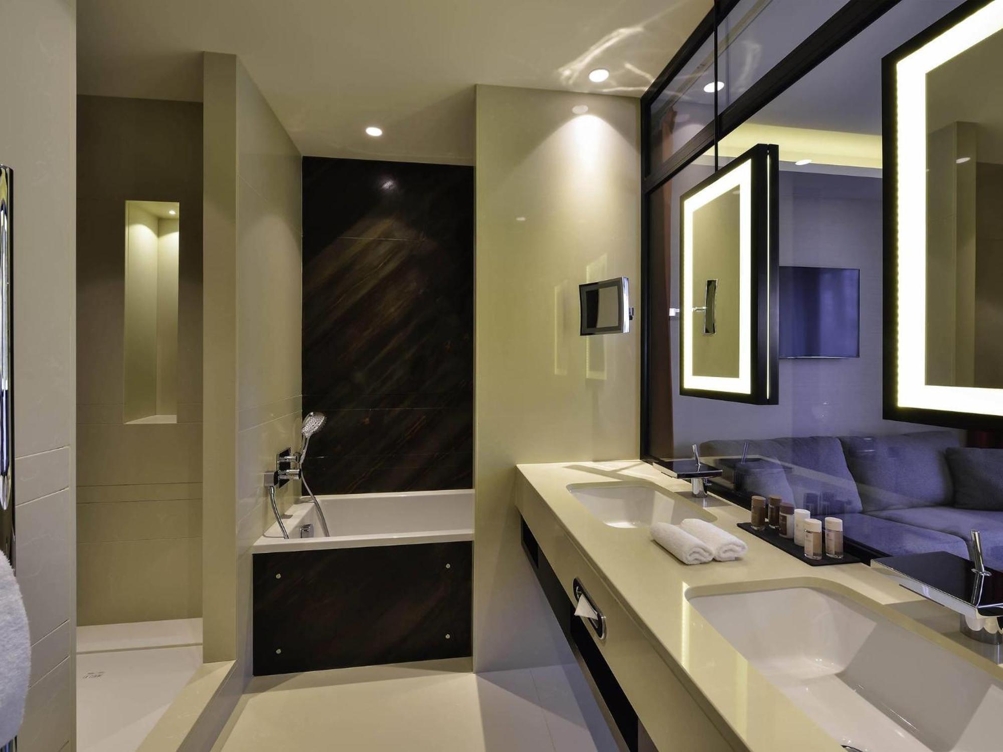 Deluxe King Room,221375711:JPEG