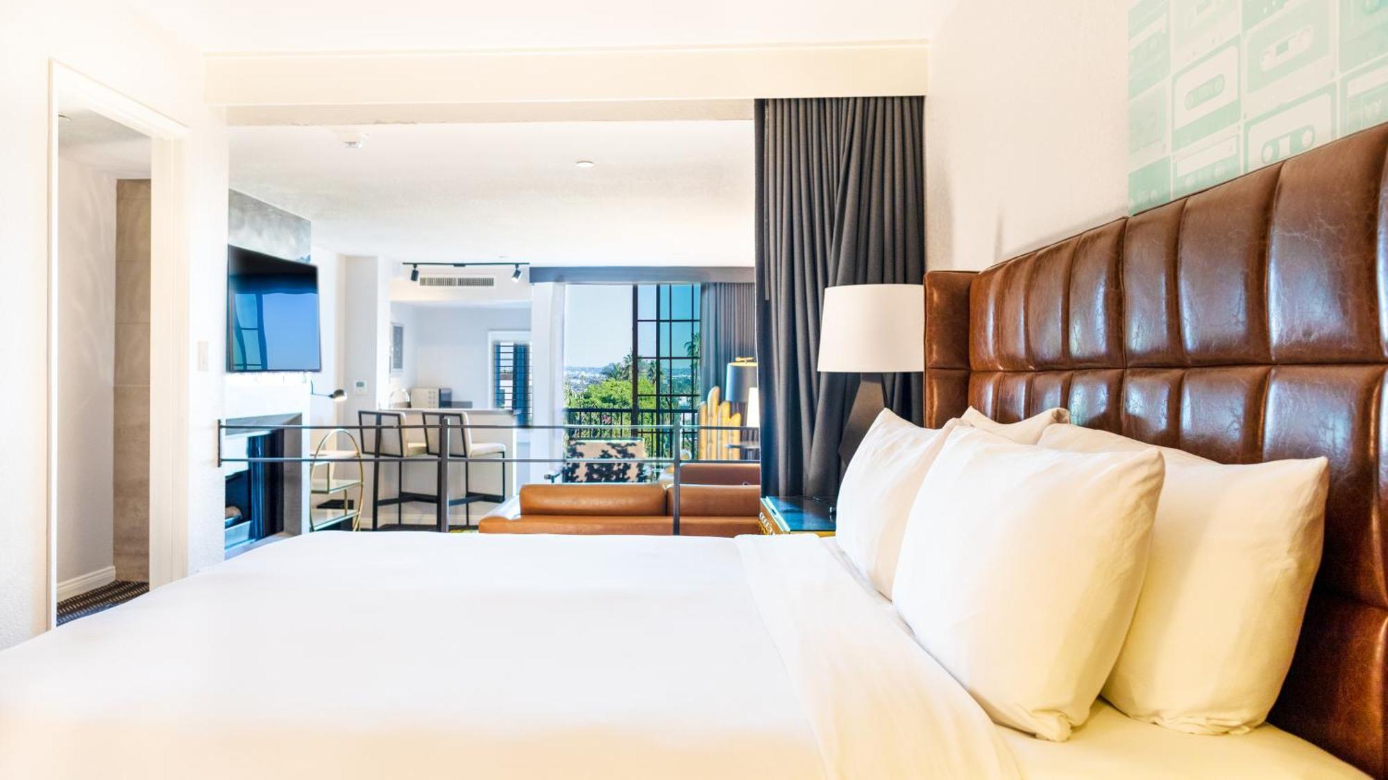 Suite Signature con cama extragrande, vistas a la ciudad y balcón