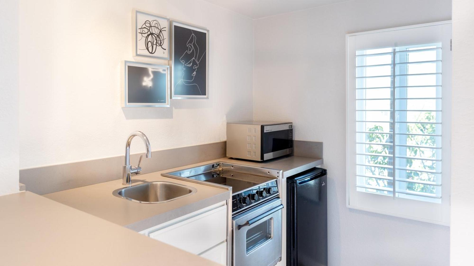 Signature King Suite City View & Balcony